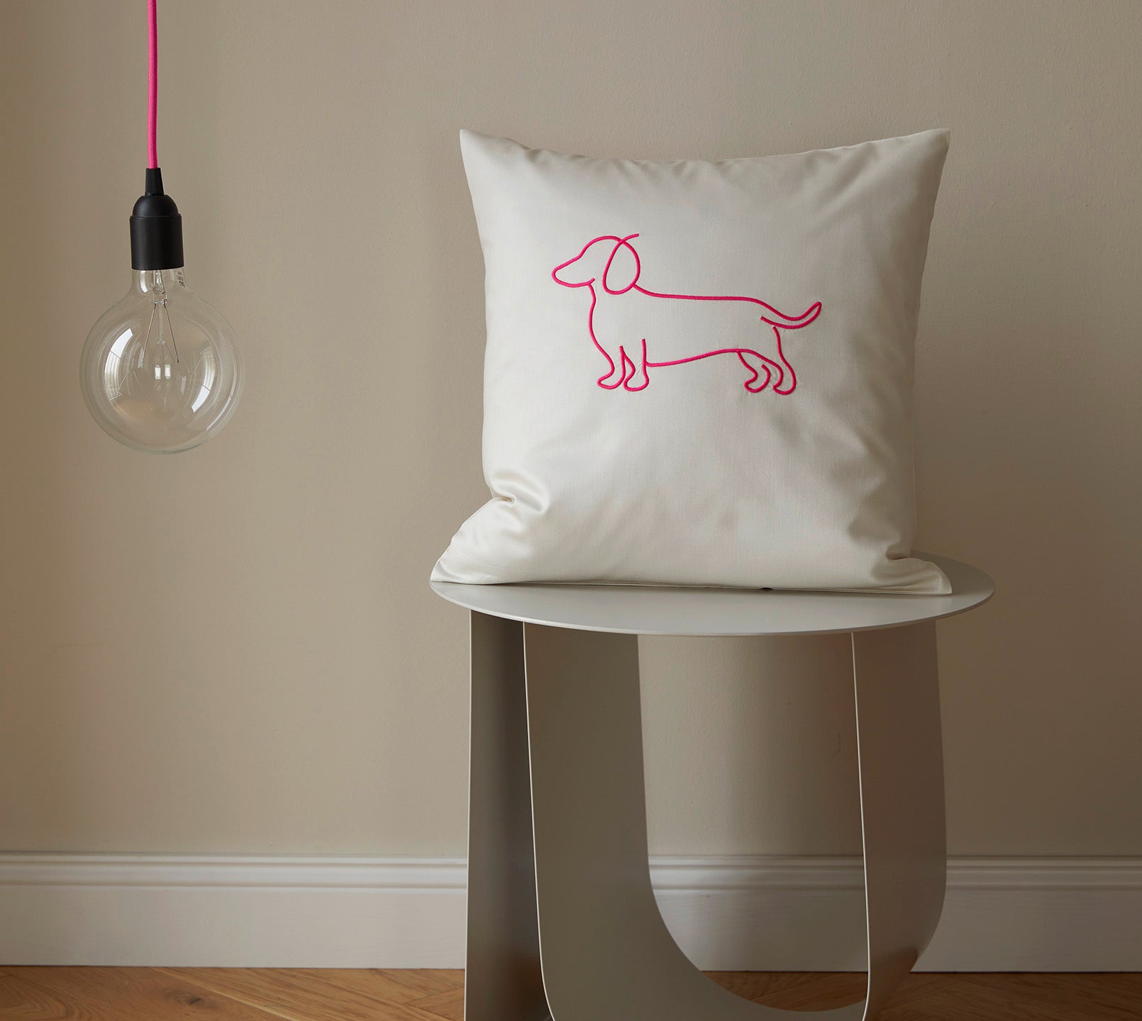 Satin Kissen Companion in Pink Hundesilhouette Stickerei Detail #farbe_Companion Pink Kissen 40x40cm