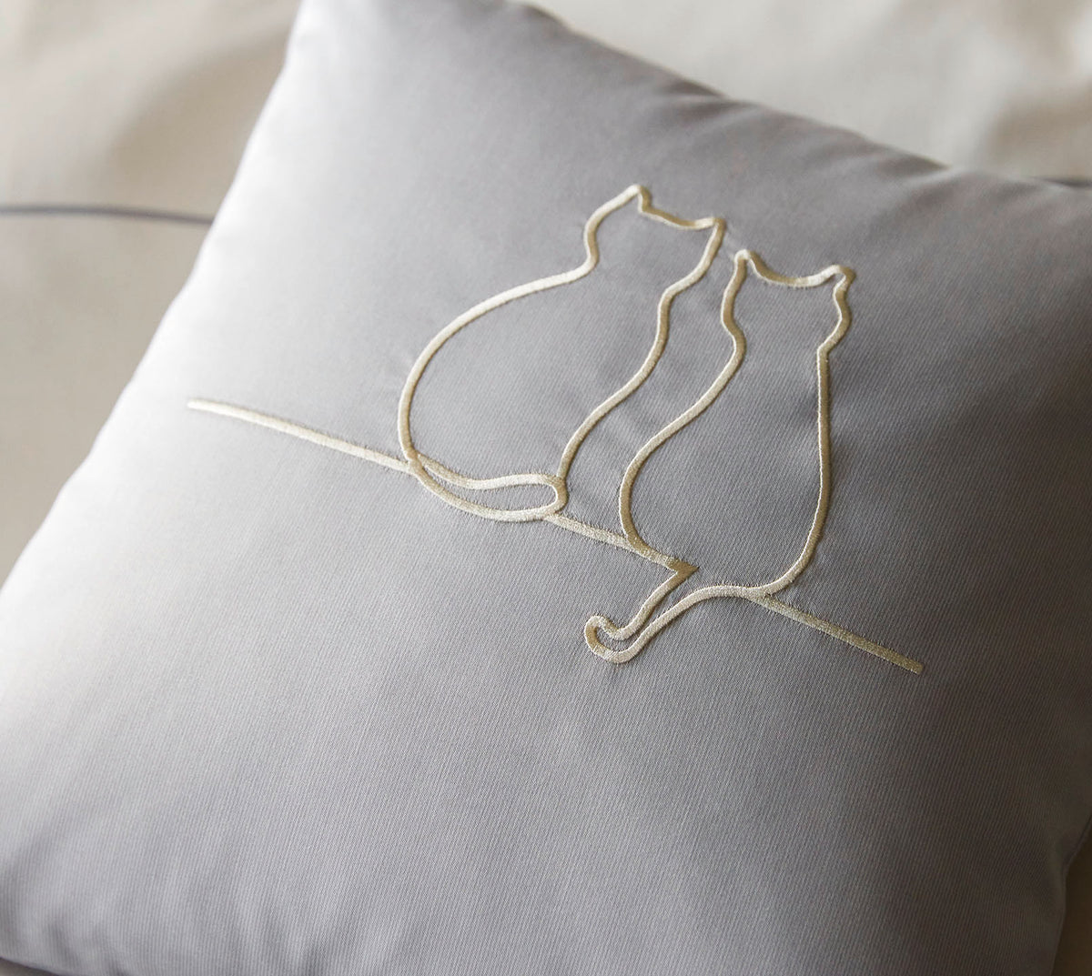 Satin Kissen 40x40 It´s You & Me in Creme Katzensilhouette Stickerei 40x40cm Detail #farbe_It s You and Me Creme Kissen 40x40cm
