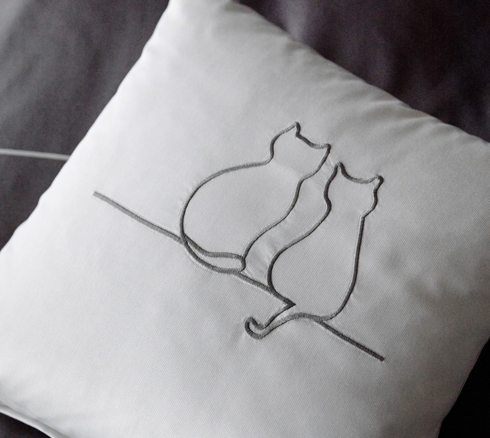 Satin Kissen 40x40 It´s You & Me in Anthazit Katzensilhouette Stickerei 40x80cm #farbe_It s You and Me Anthrazit Kissen 40x40cm