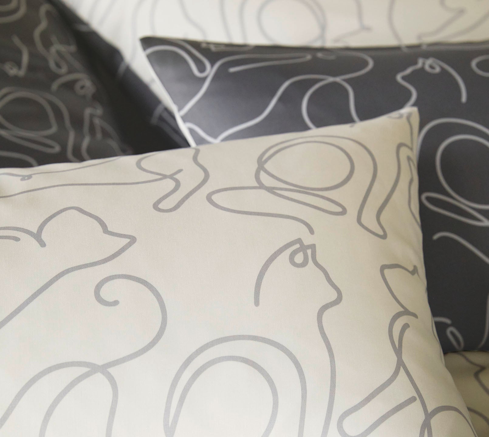 Satin Wende-Bettwäsche Cats in Creme-Grau Katzenmotiv Detail 3 #farbe_Cats Creme-Grau