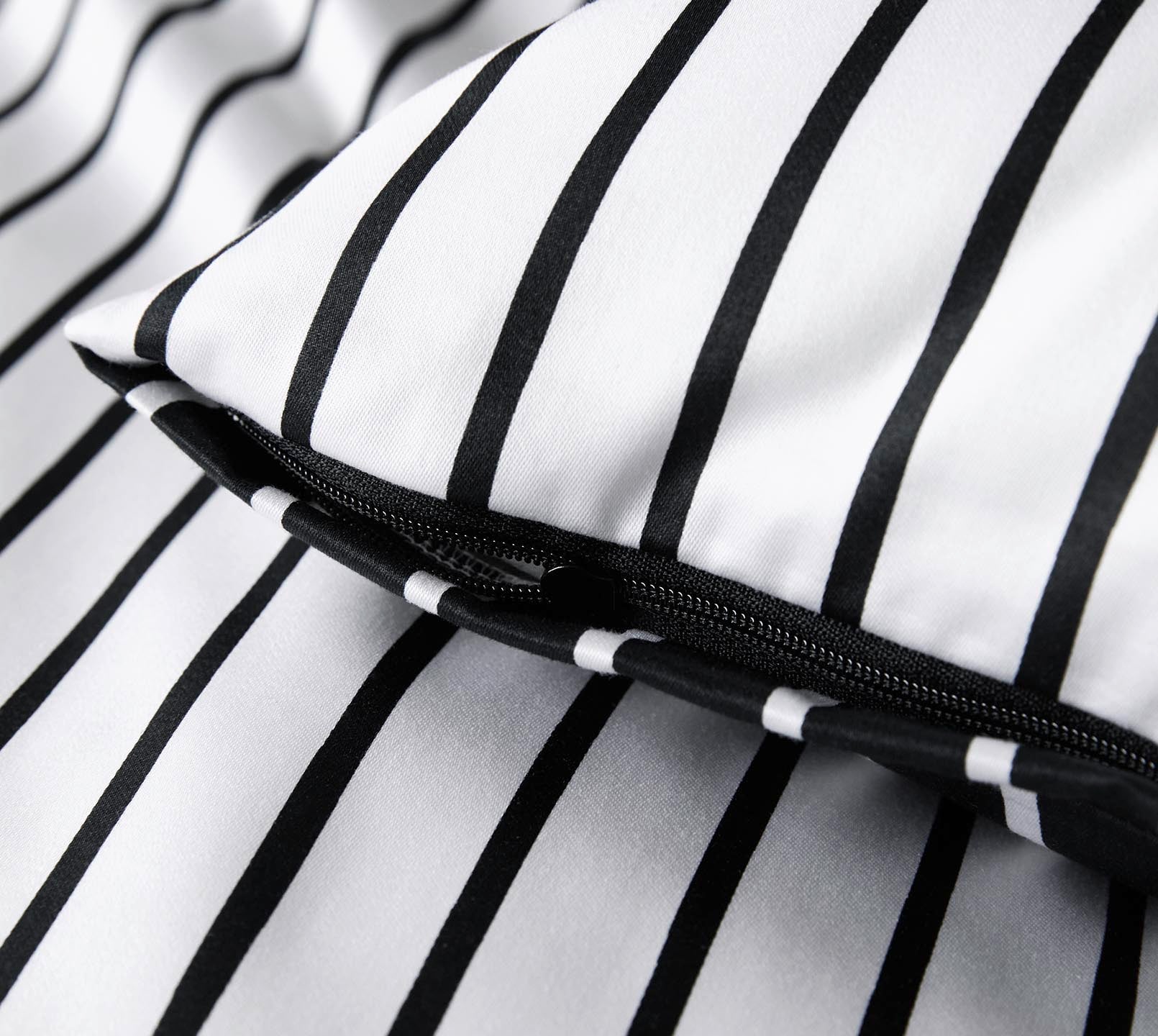 Satin Wende-Bettwäsche Lined Streifen Reißverschluss #farbe_Lined Schwarz-Weiß