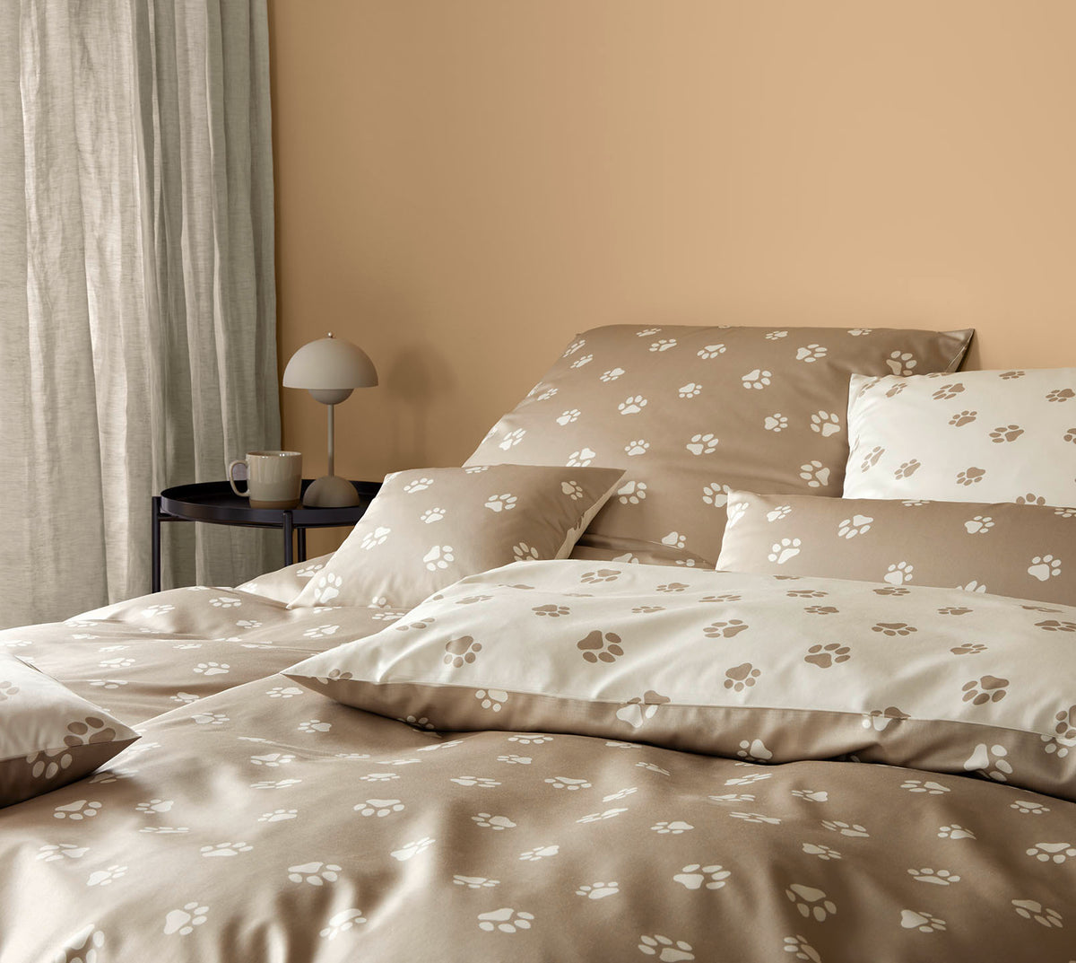 Satin Wende-Bettwäsche Paws in Natur-Beige Hundepfoten Schlafzimmer #farbe_Paws Natur-Beige