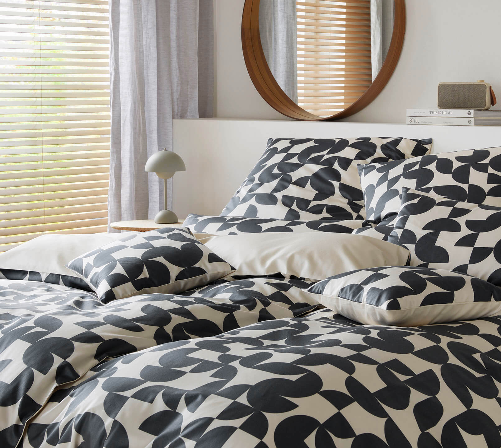 Satin Wende-Bettwäsche Studio Graphic in Anthrazit Graphik-Uni
Schlafzimmer #farbe_Studio Graphic Anthrazit
