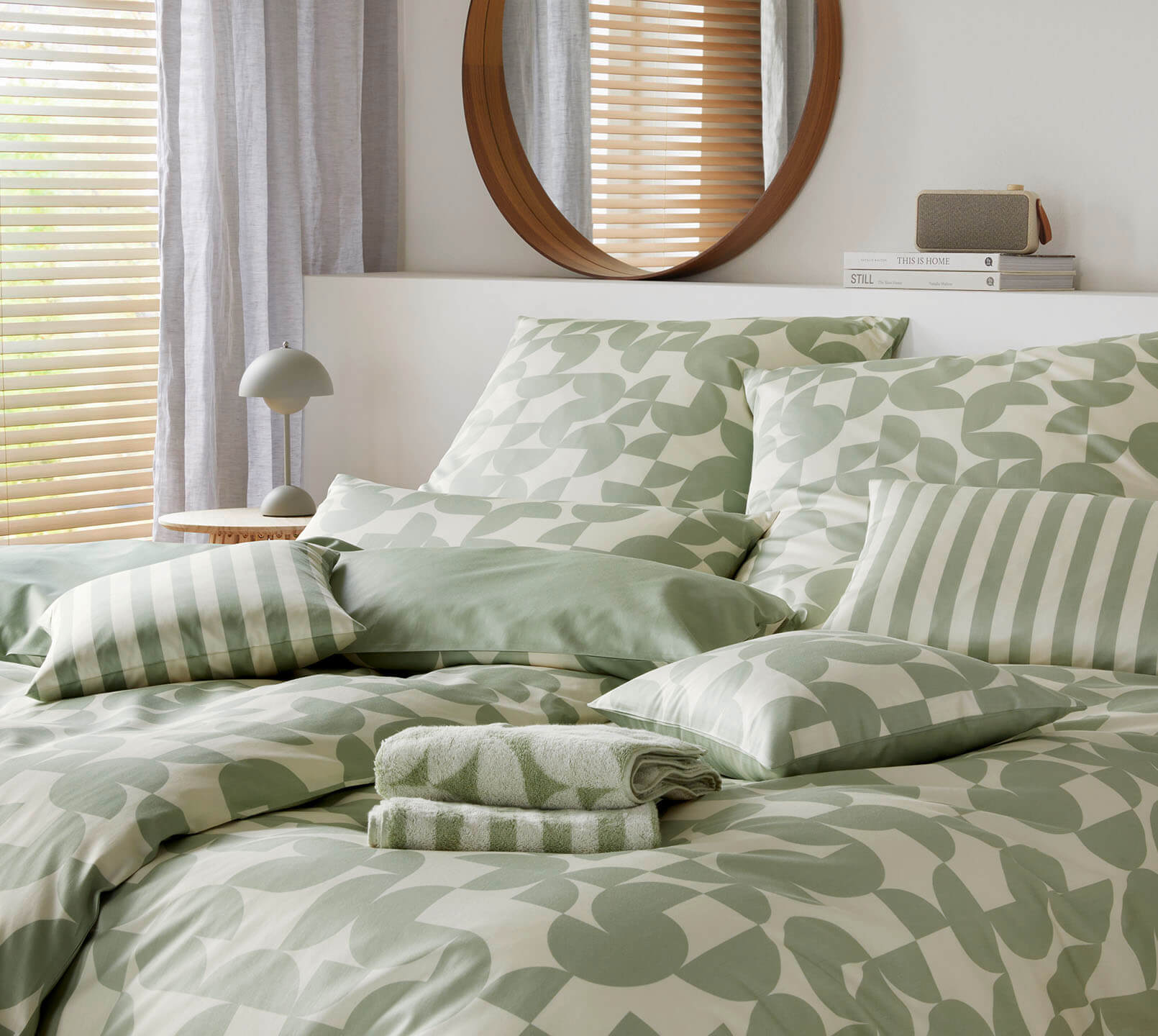 Satin Wende-Bettwäsche Studio Wasabi Grün in Anthrazit Graphik-Uni Detail #farbe_Studio Graphic Wasabi Grün