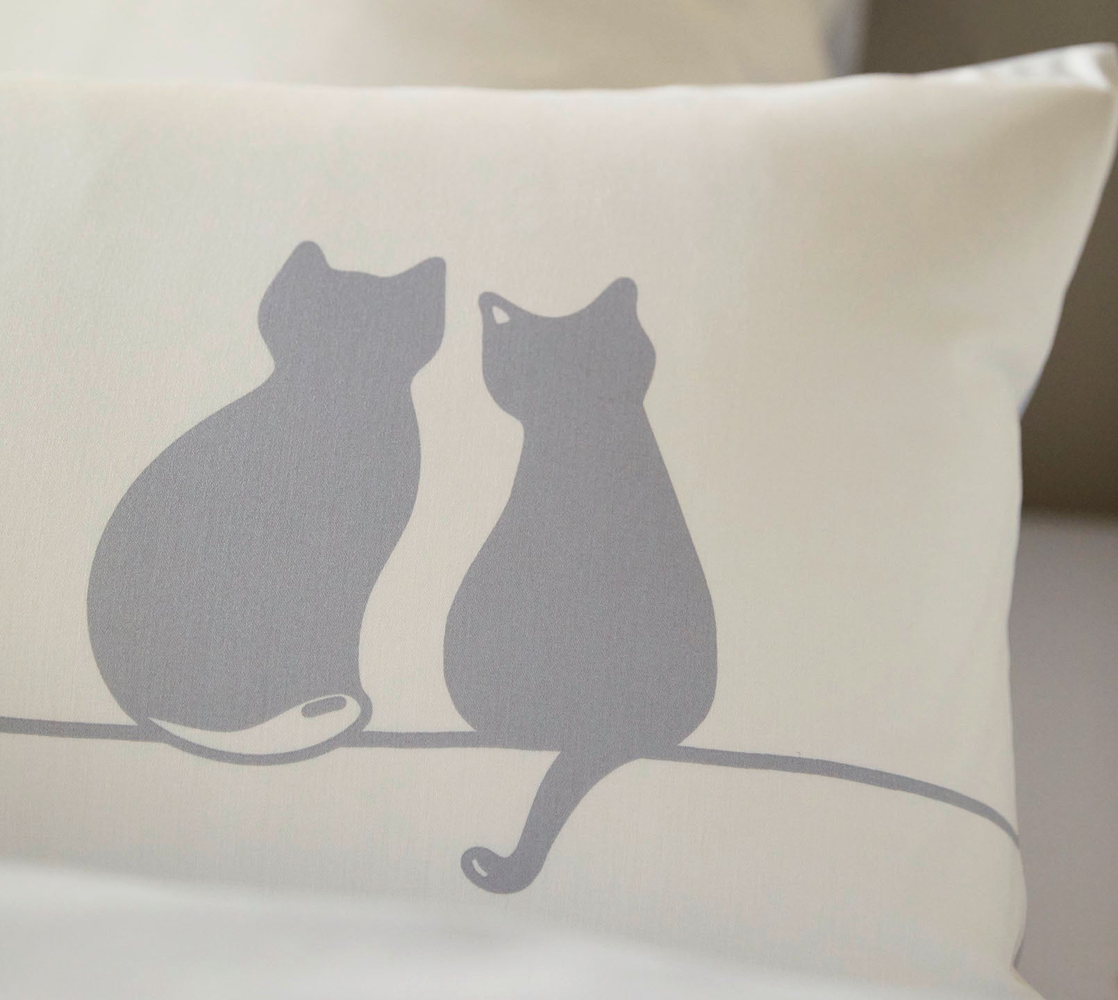 Satin Wende-Bettwäsche You & Me in Creme-Grau Katzenmotiv Detail #farbe_You & Me Creme