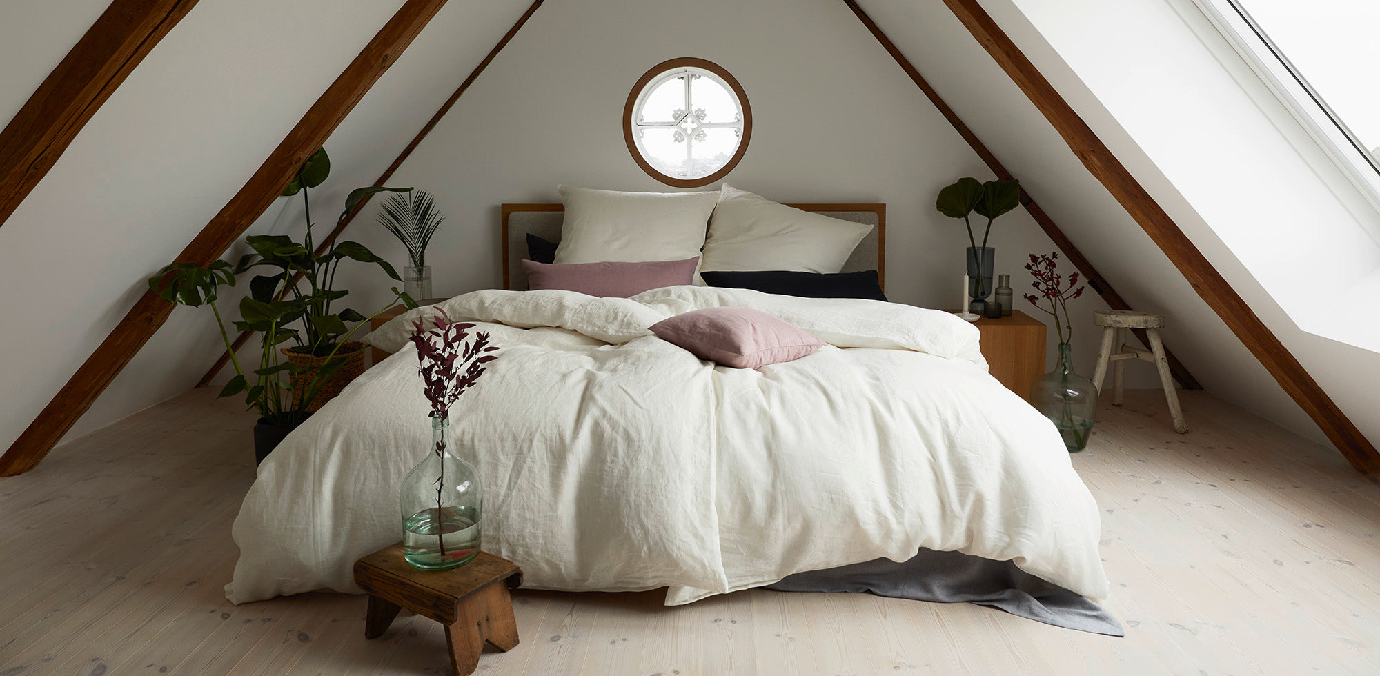 Dachboden Schlafzimmer mit Uni Bettwäsche hell