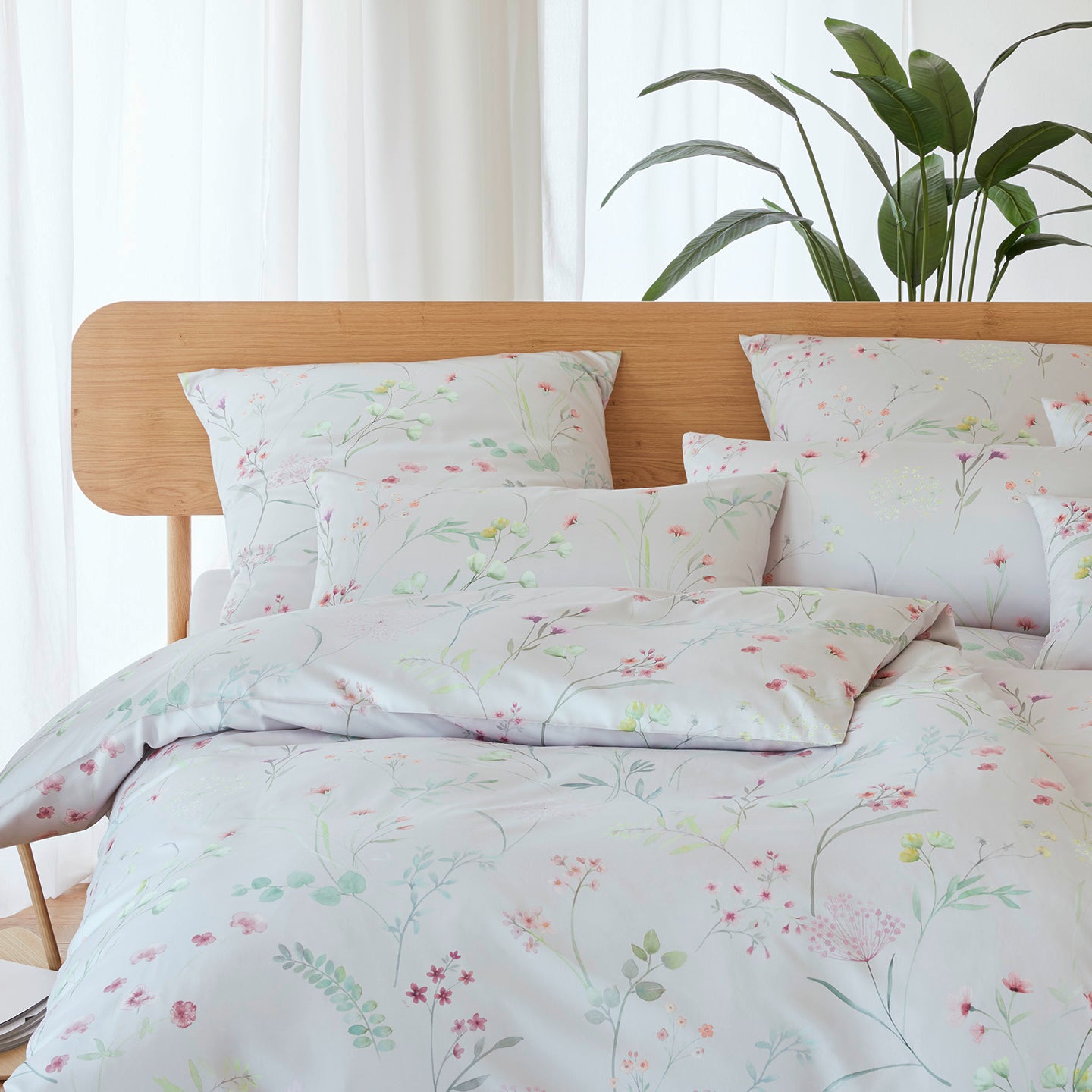 Seiden Satin Bettwaesche Deluxe in Leinen Blumen Schlafzimmer #farbe_Leinen #farbe_Rauchblau