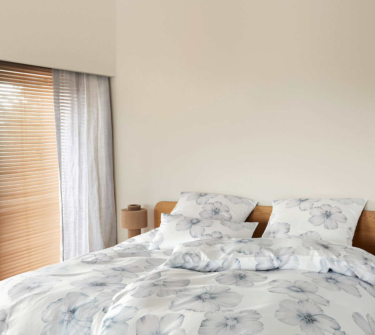 Seiden Satin Bettwäsche Devine in Bleu Blüten Schlafzimmer #farbe_Devine Bleu