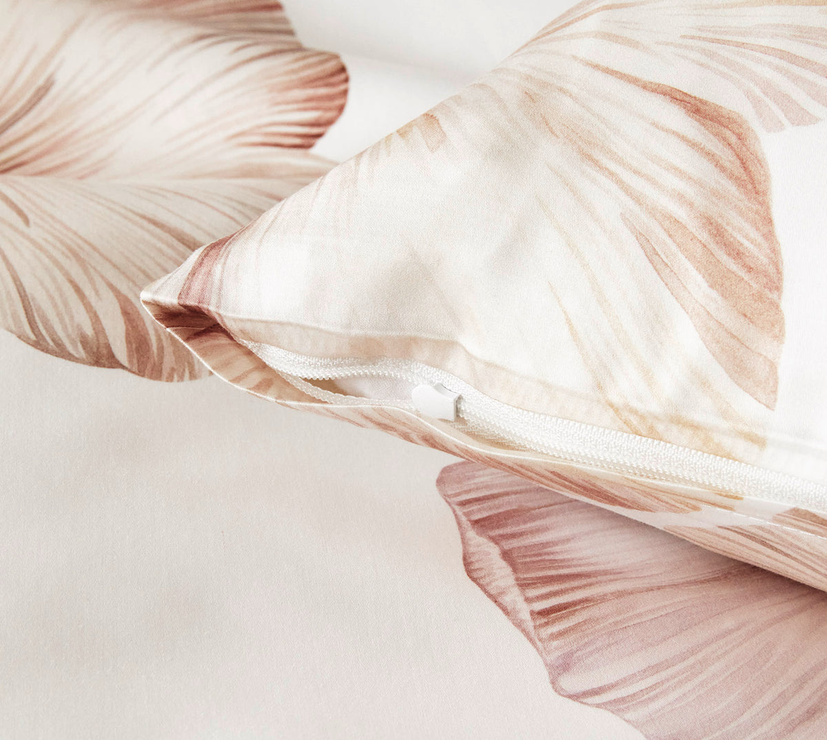 Seiden Satin Bettwäsche Devine in Weiß Blüten Reißverschluss #farbe_Devine Weiß-Rose