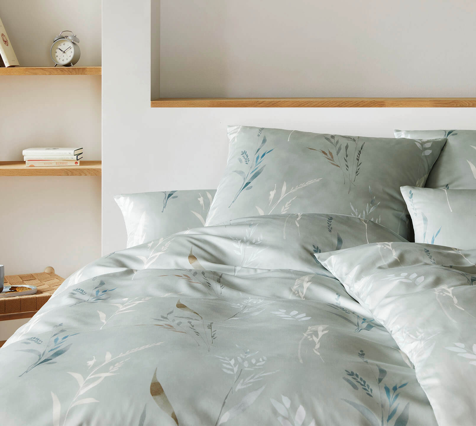 Seiden Satin Bettwäsche Ensemble in Salbeigrün Gräsermotiv Schlafzimmer #farbe_Salbei