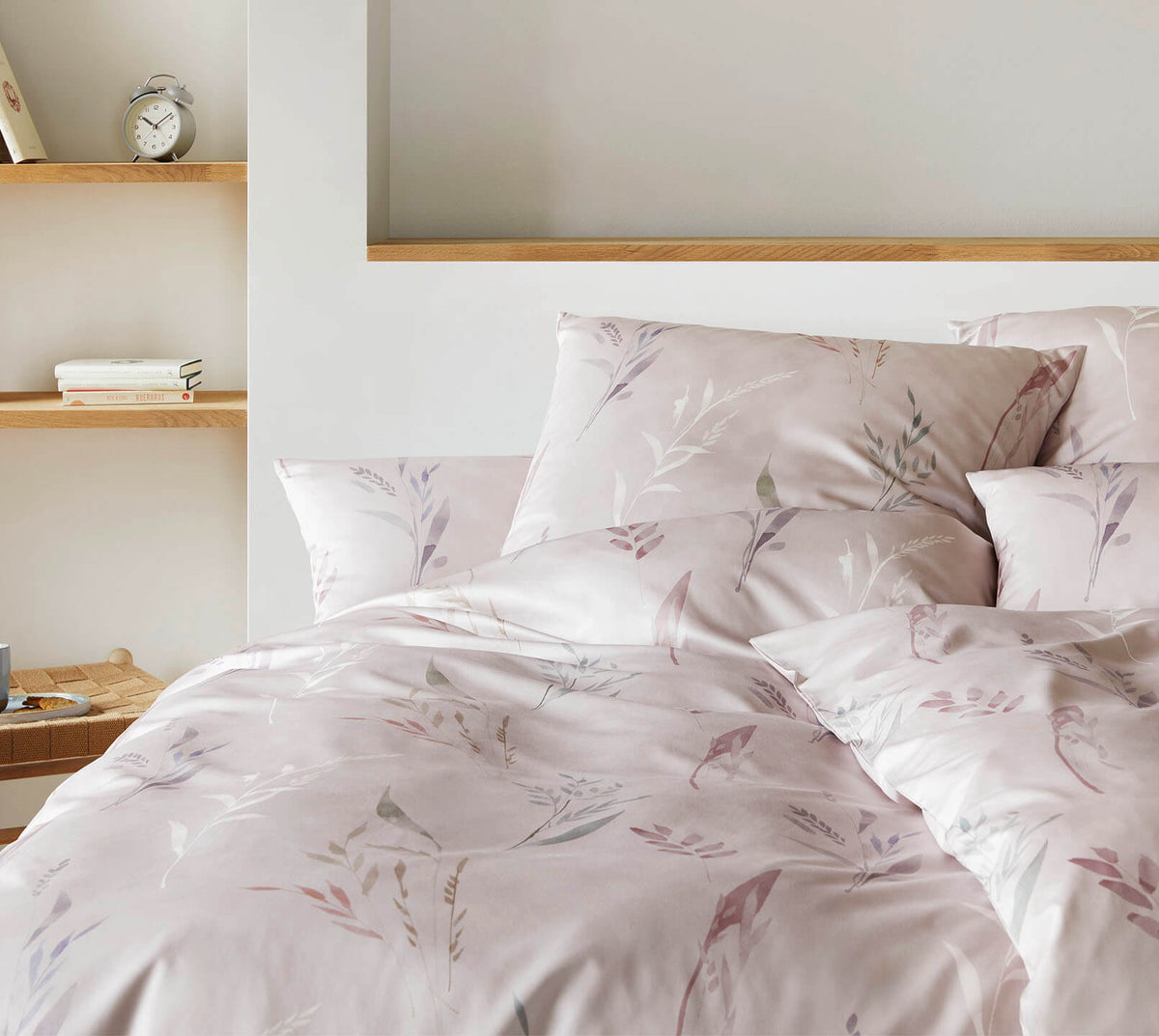 Seiden Satin Bettwäsche Ensemble in Puder Gräsermotiv Schlafzimmer #farbe_Puder