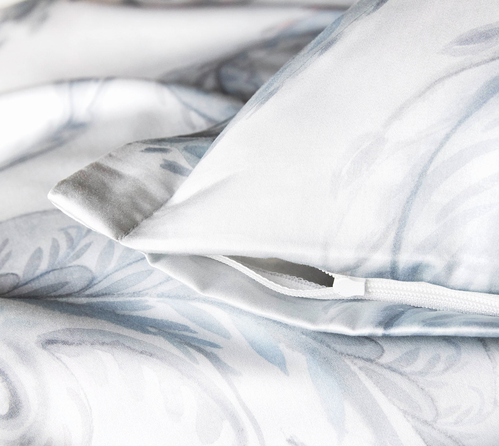 Seiden Satin Bettwäsche Grandezza in Rauchblau Paisleymuster Reißverschluss #farbe_Grandezza Rauchblau