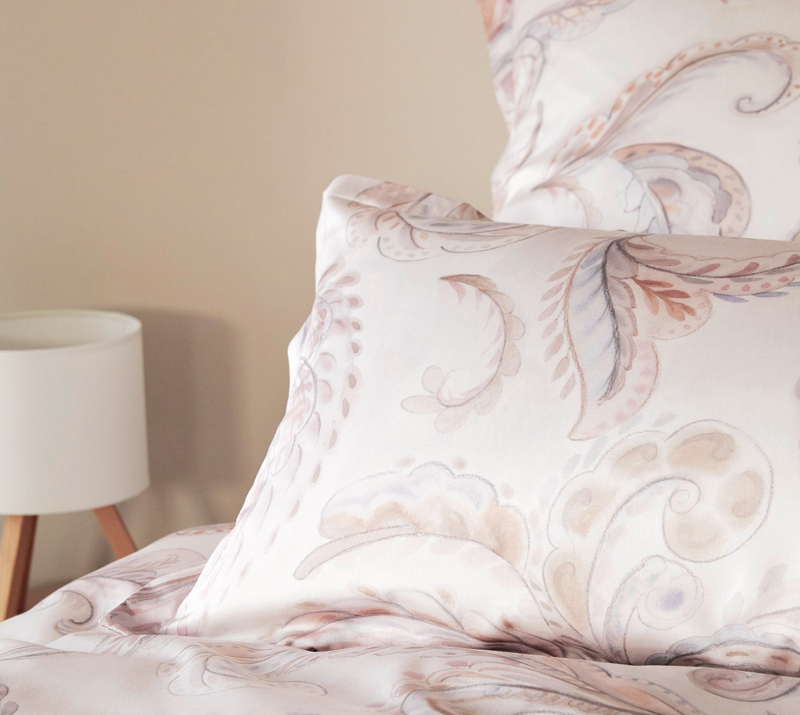 Seiden Satin Bettwäsche Grandezza in Apricot Paisleymuster Detail 1 #farbe_Grandezza Apricot