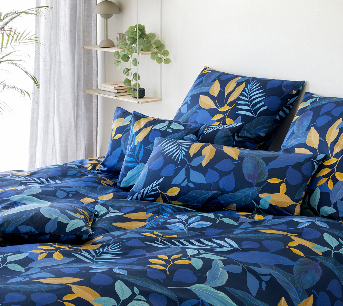 Seiden Satin Bettwaesche Phantasy in Blau Blaetter Schlafzimmer #farbe_Nachtblau Camel