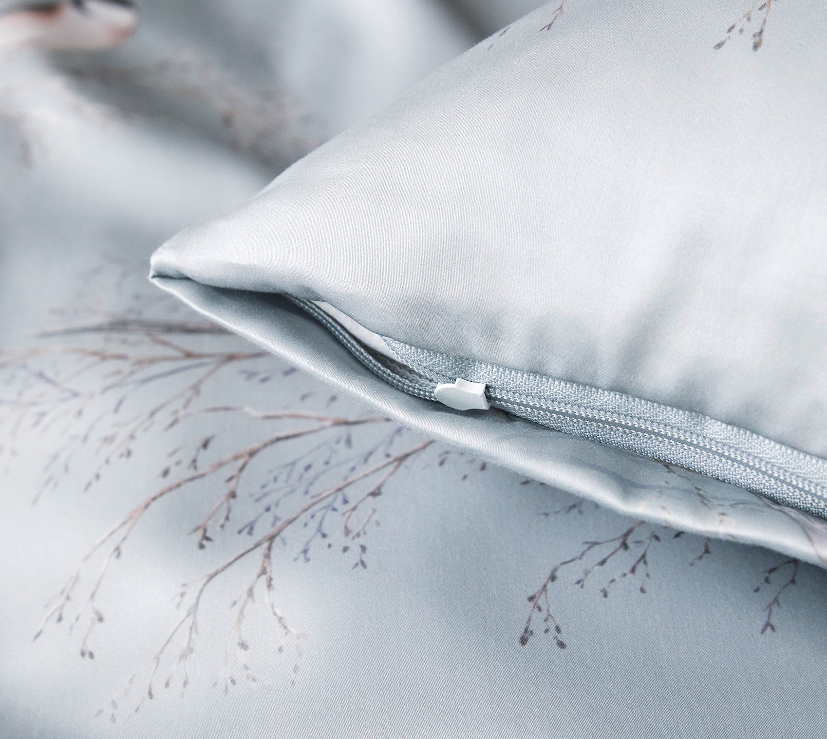 Seiden Satin Bettwäsche Spätzchen in Rauchblau Vogelmotiv Reißverschluss #farbe_Spätzchen Rauchblau