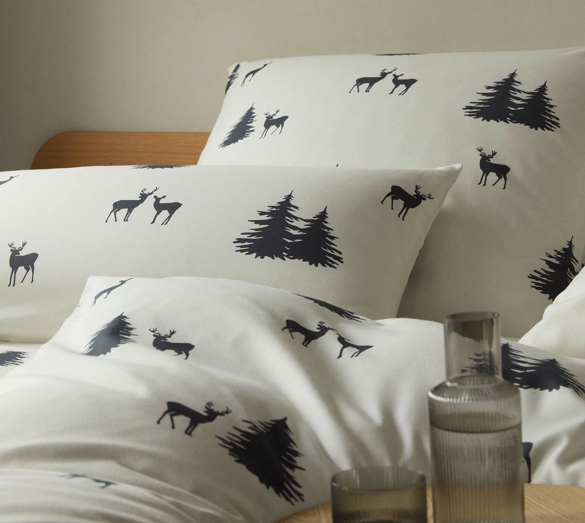 Softflanell Bettwäsche Alpin in Anthra Tannenmotiv Detail 1 #farbe_Alpin Anthra