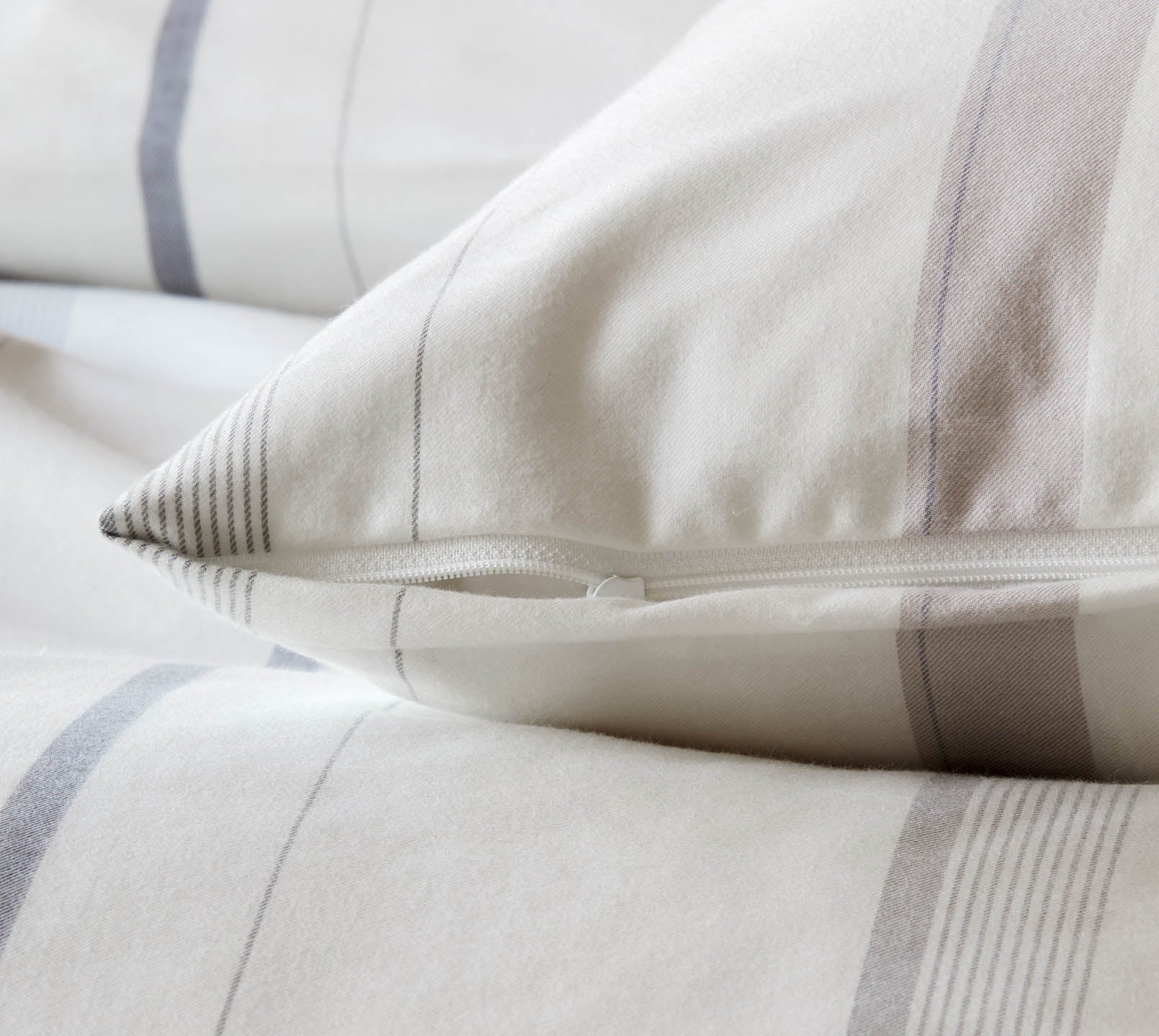 Softflanell Bettwäsche Edinburgh in Creme Streifen Reißverschluss #farbe_Edinburgh Creme