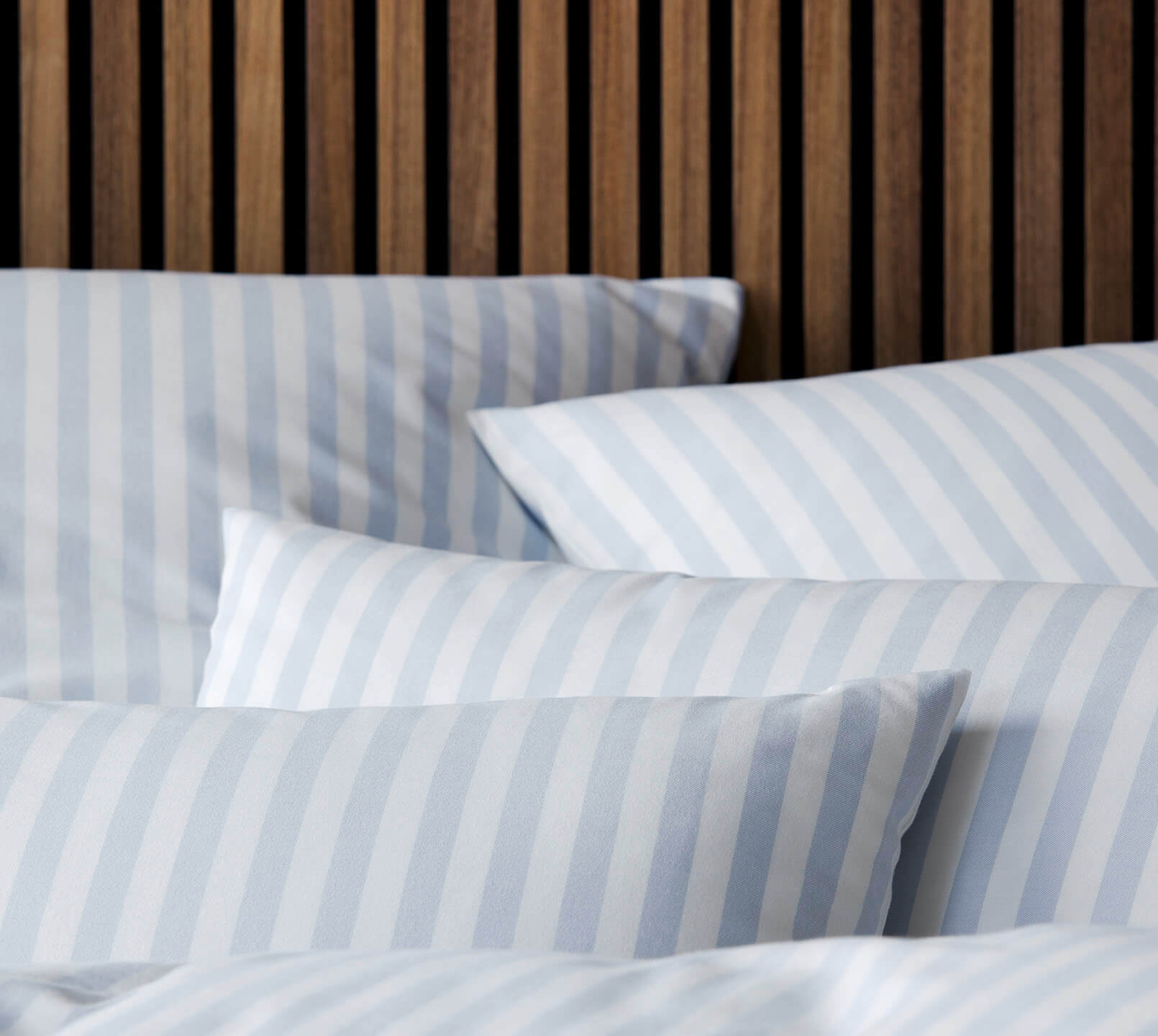 Softflanell Bettwäsche Huxley in Hellblau Streifen Detail 2 #farbe_Huxley Hellblau