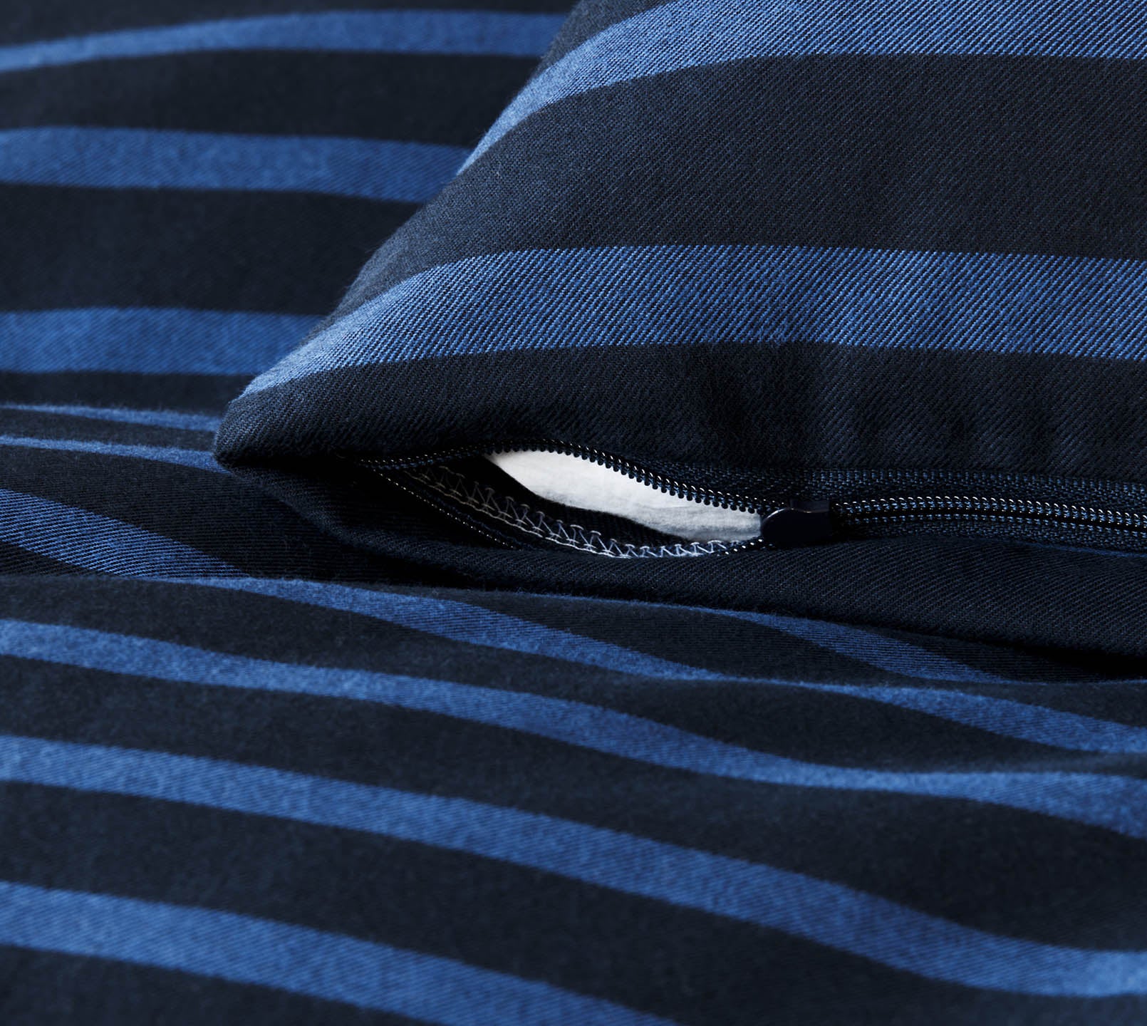 Softflanell Bettwäsche Inverness in Navy Streifen Reißverschluss #farbe_Inverness Navy