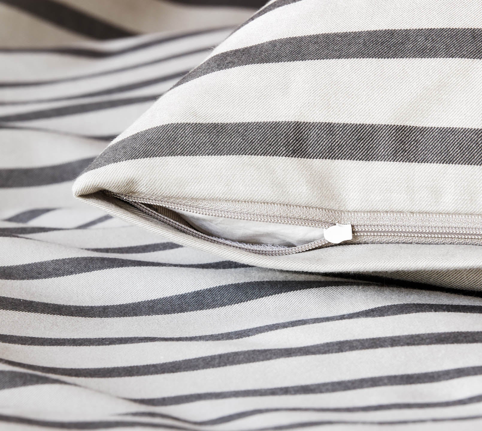 Softflanell Bettwäsche Inverness in Kiesel Streifen Reißverschluss #farbe_Inverness Kiesel