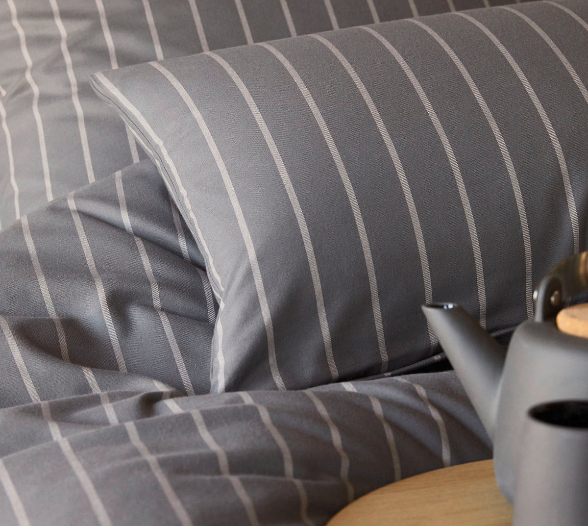 Softflanell Bettwäsche Winston in Anthra Streifen Detail #farbe_Winston Anthra