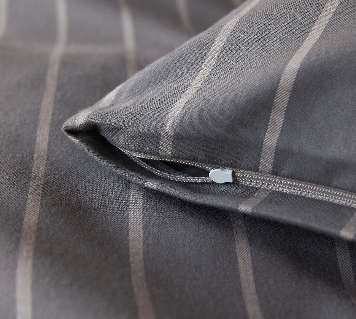 Softflanell Bettwäsche Winston in Anthra Streifen Reißverschluss #farbe_Winston Anthra