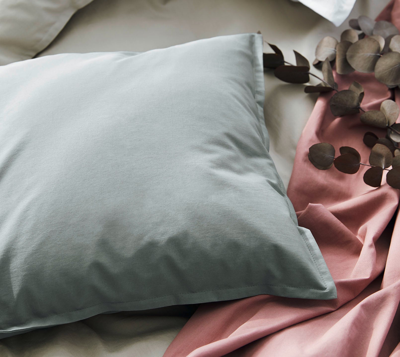 Washed Cotton Bettwaesche Crisp in Hellgrau Detail #farbe_Crisp Stone