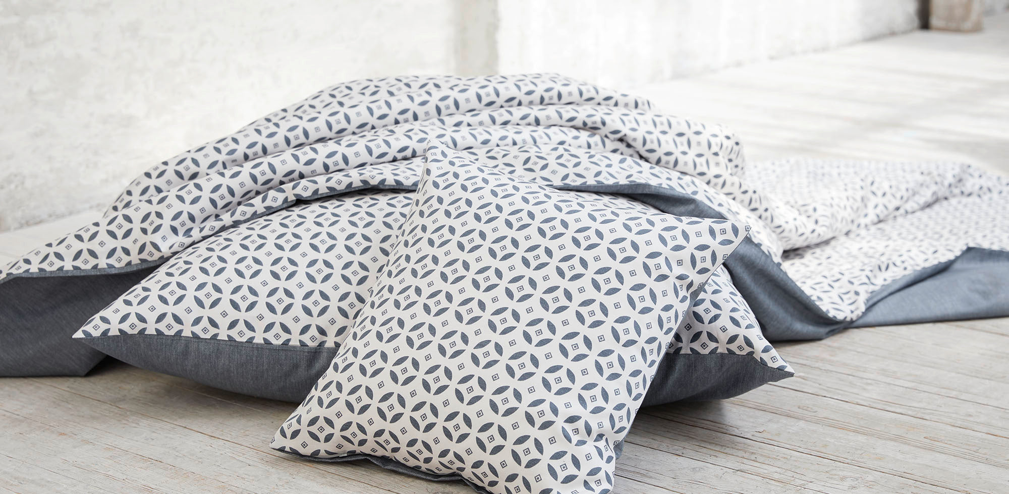 Bettwäsche Kissen blau-weiß auf Boden