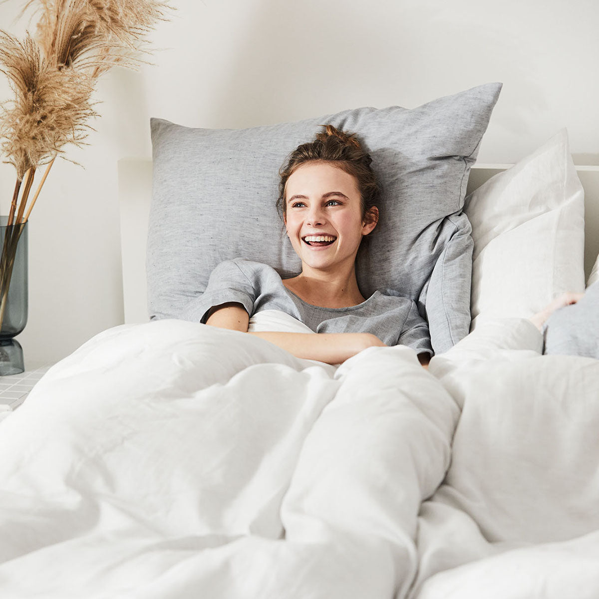 Halbleinen Bettwäsche Grau Frau im Bett Schlafzimmer