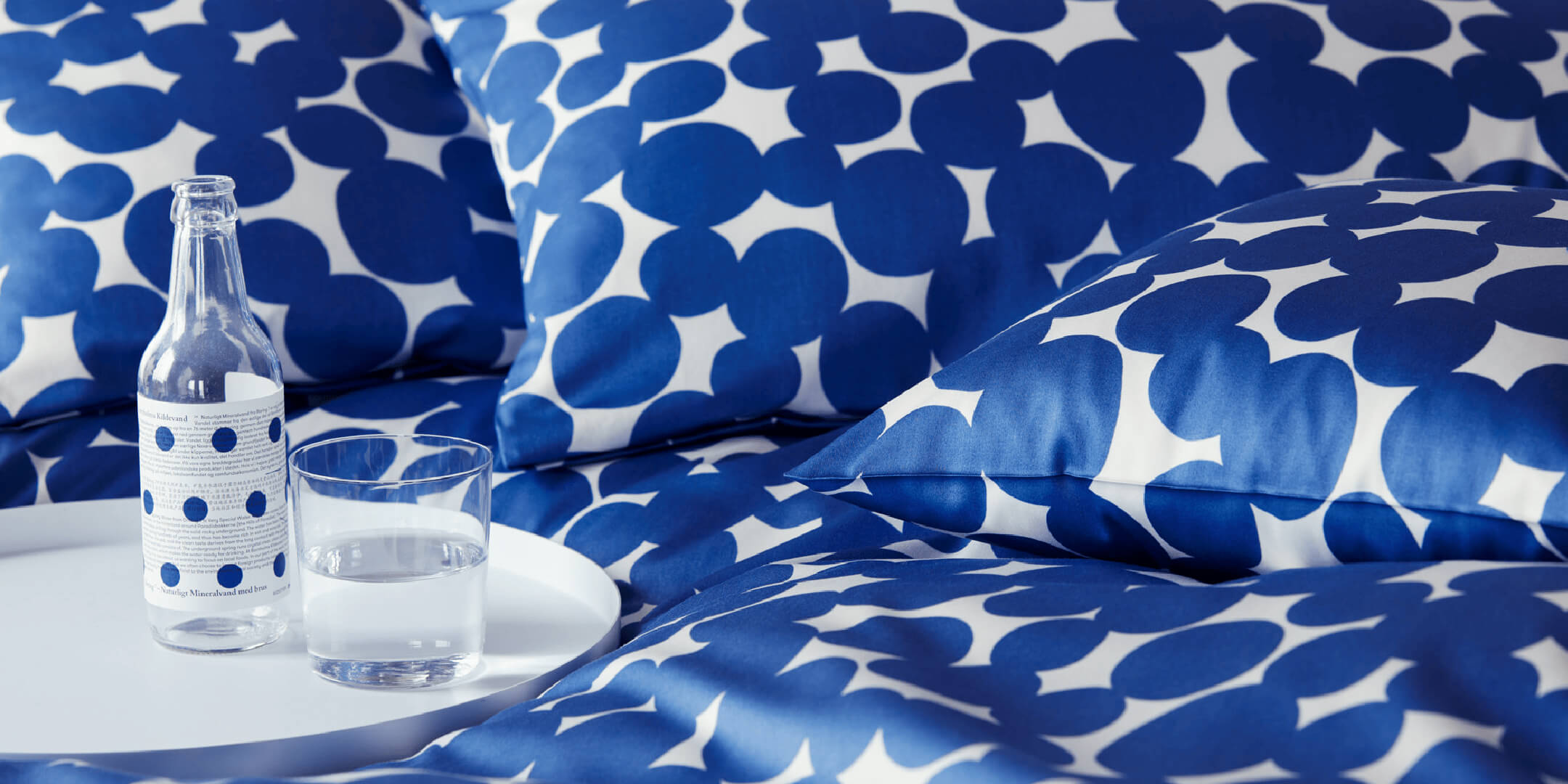 Satin Bettwäsche Pebbles Blau-Weiß Detail Wasserflasche