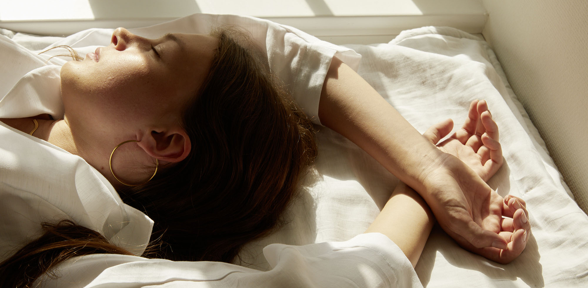 Halbleinen Bettwäsche Breezee Beige Model schlafend