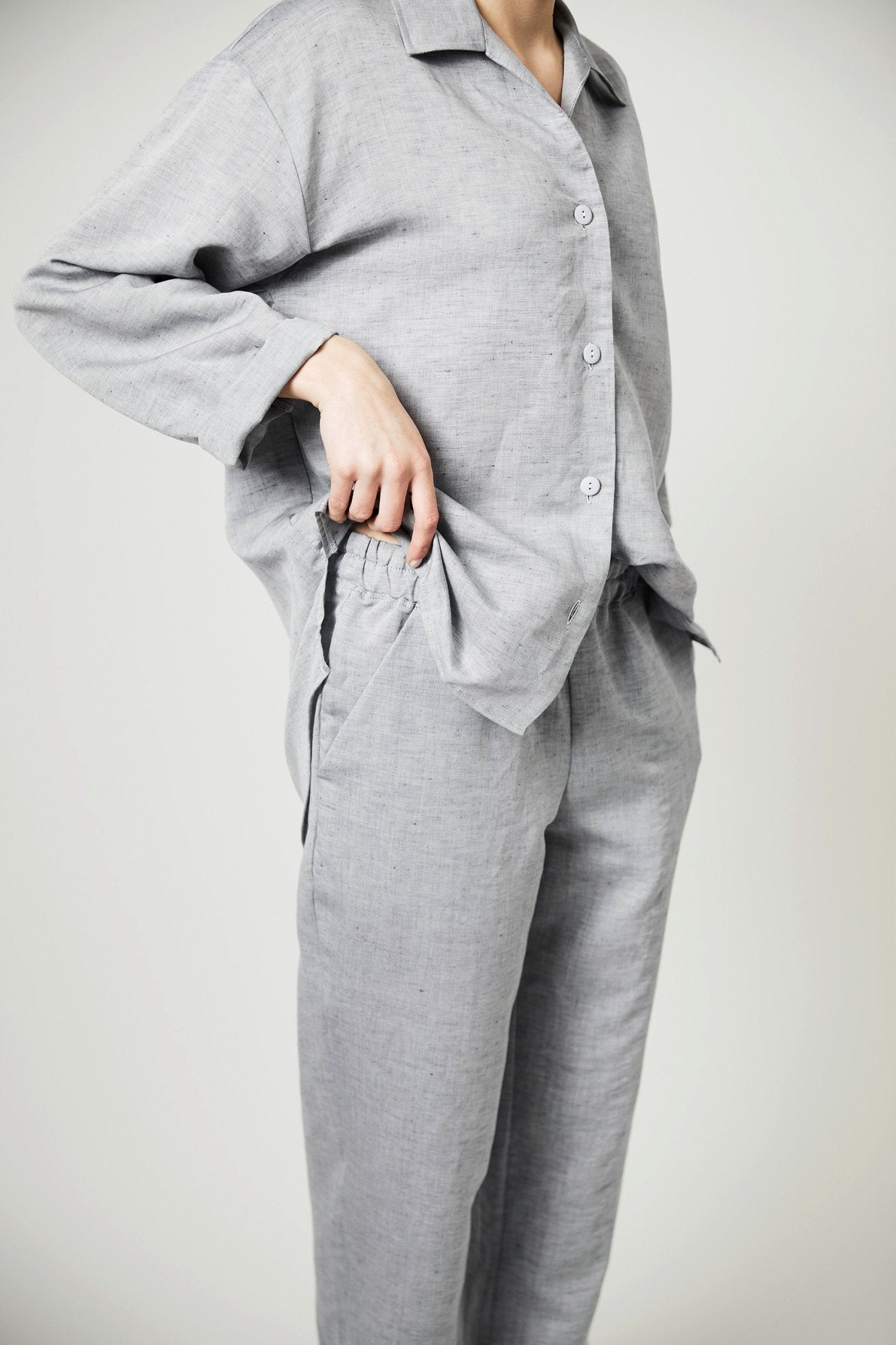 Halbleinen Homewear Pant Long in Dunkelgrau Model 2 #farbe_Dunkelgrau