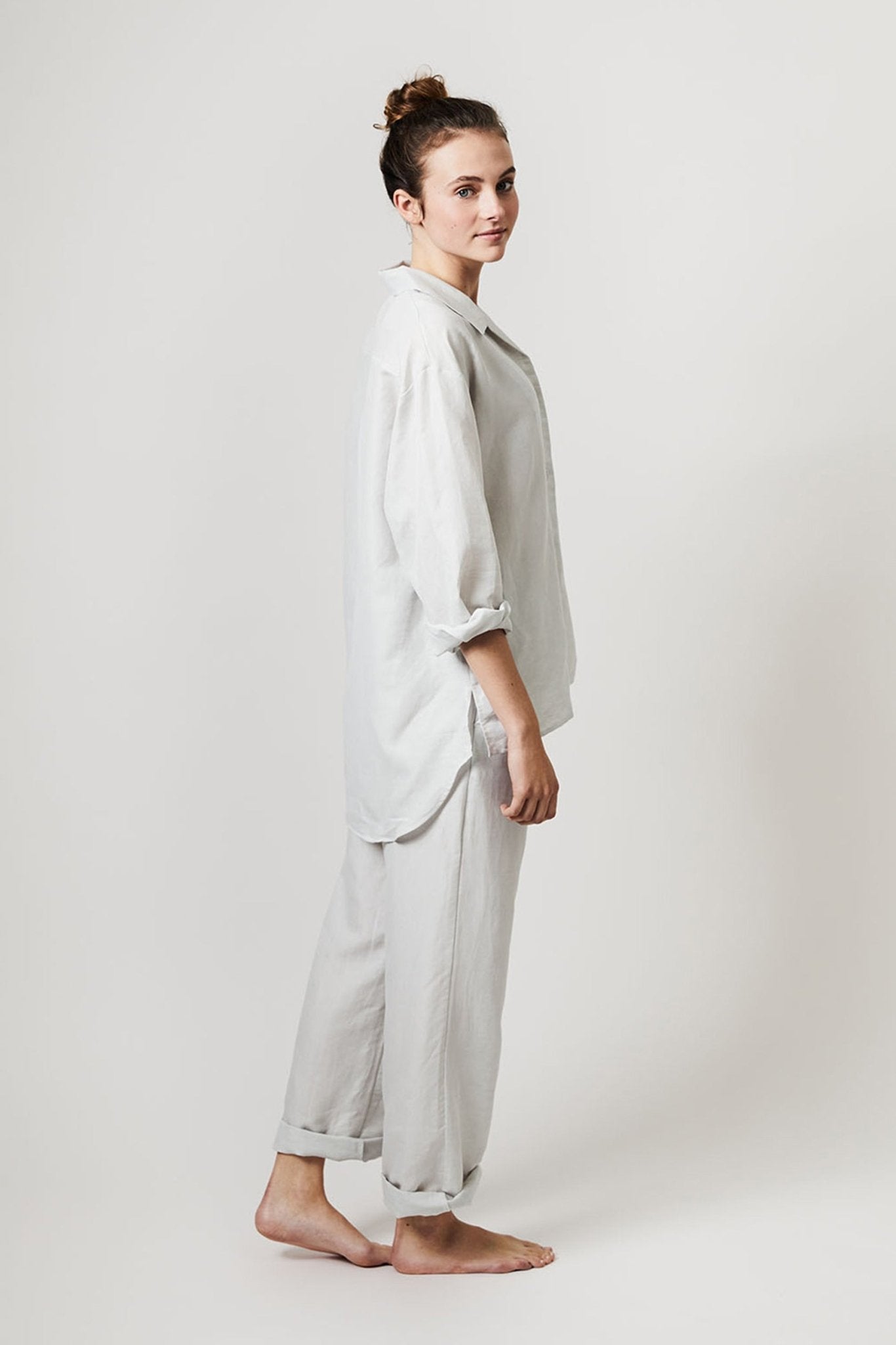Halbleinen Homewear Pant Long in Kreide Model 1 #farbe_Kreide