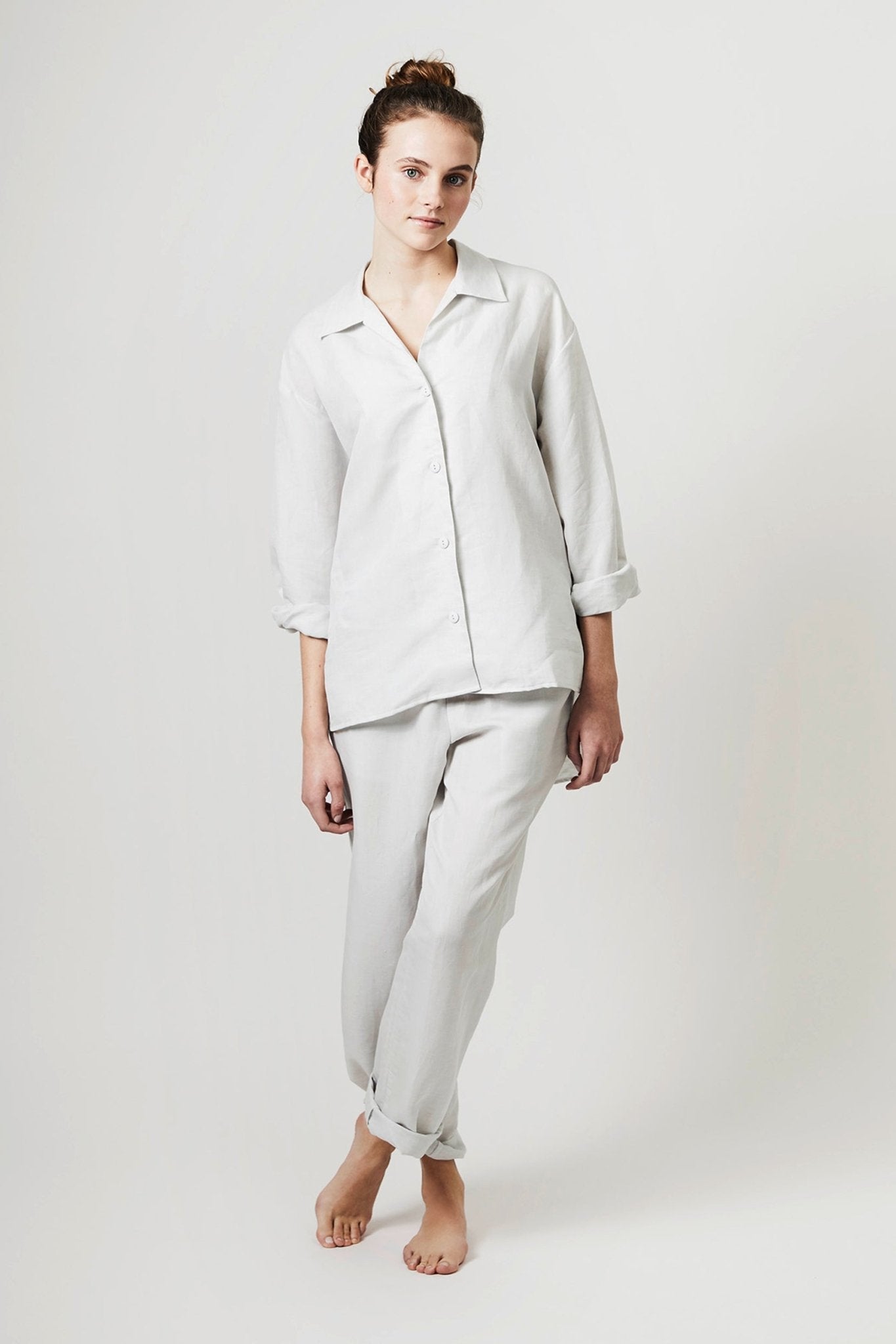 Halbleinen Homewear Pant Long in Kreide Model 2 #farbe_Kreide