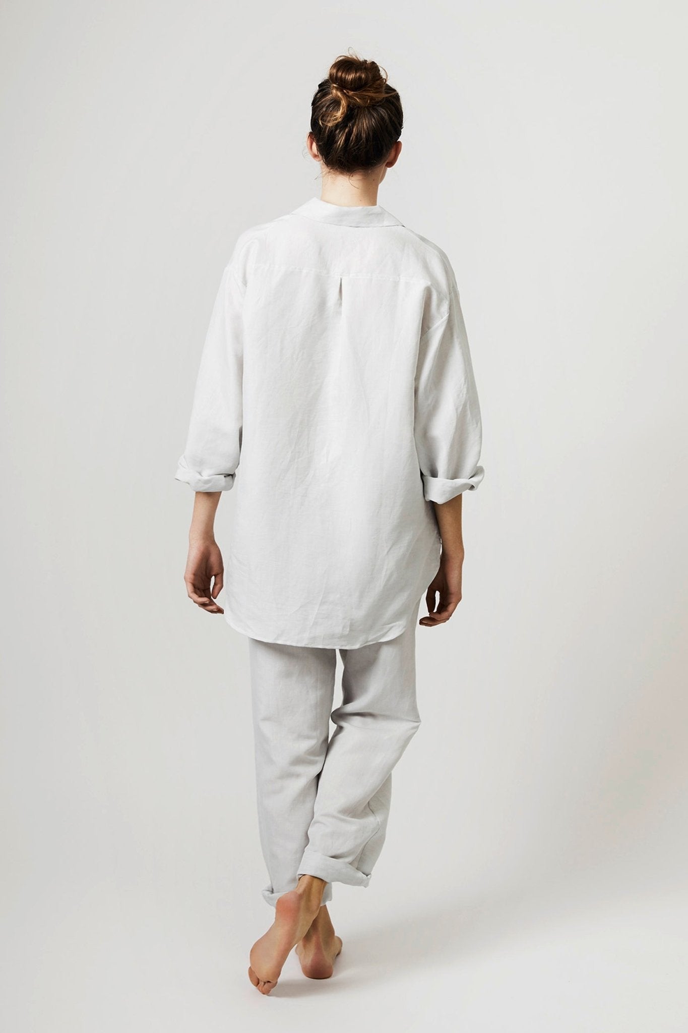 Halbleinen Homewear Pant Long in Kreide Model 3 #farbe_Kreide