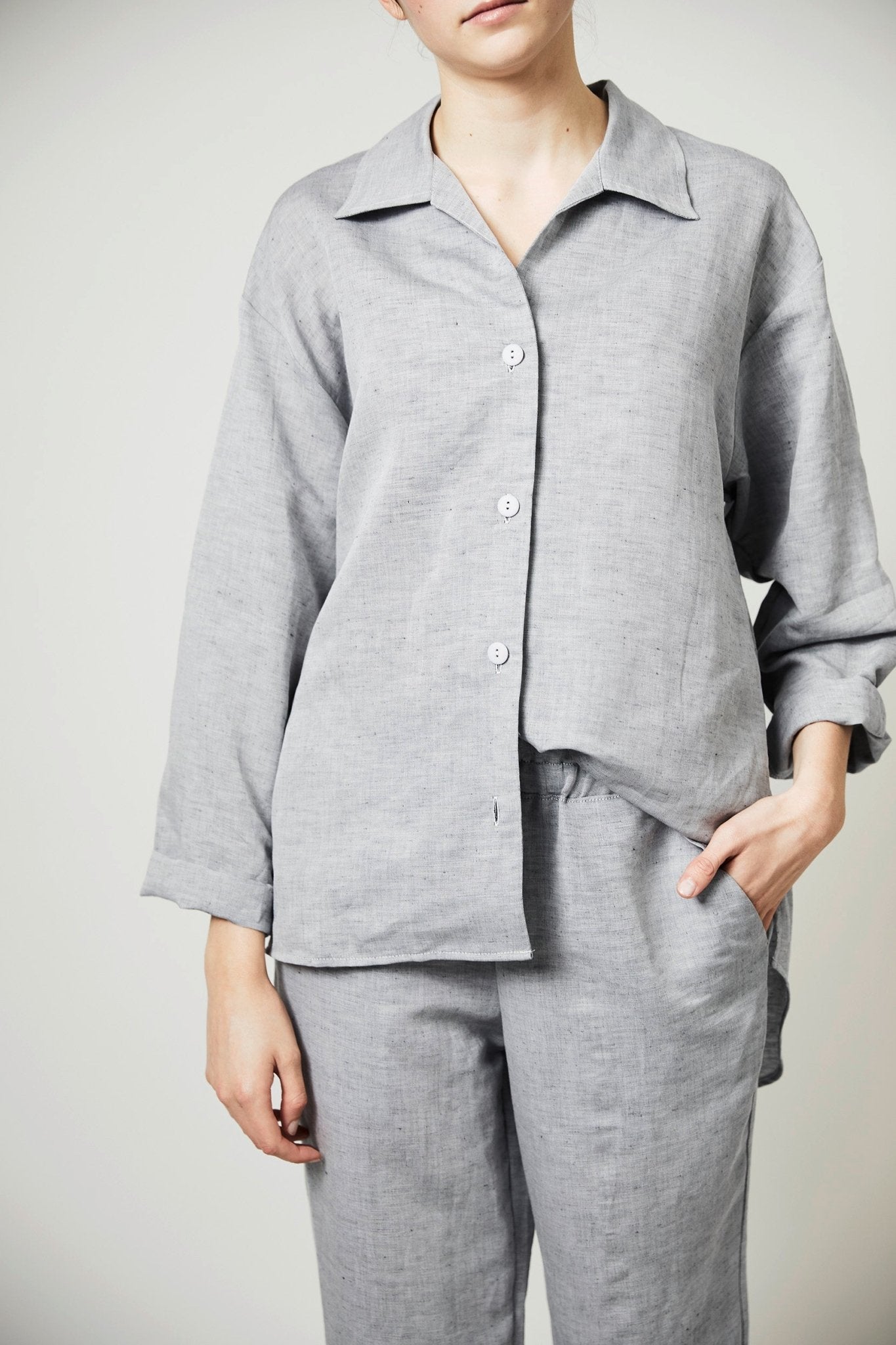 Halbleinen Homewear PJ Shirt in Dunkelgrau Model Bildausschnitt 1 #farbe_Dunkelgrau