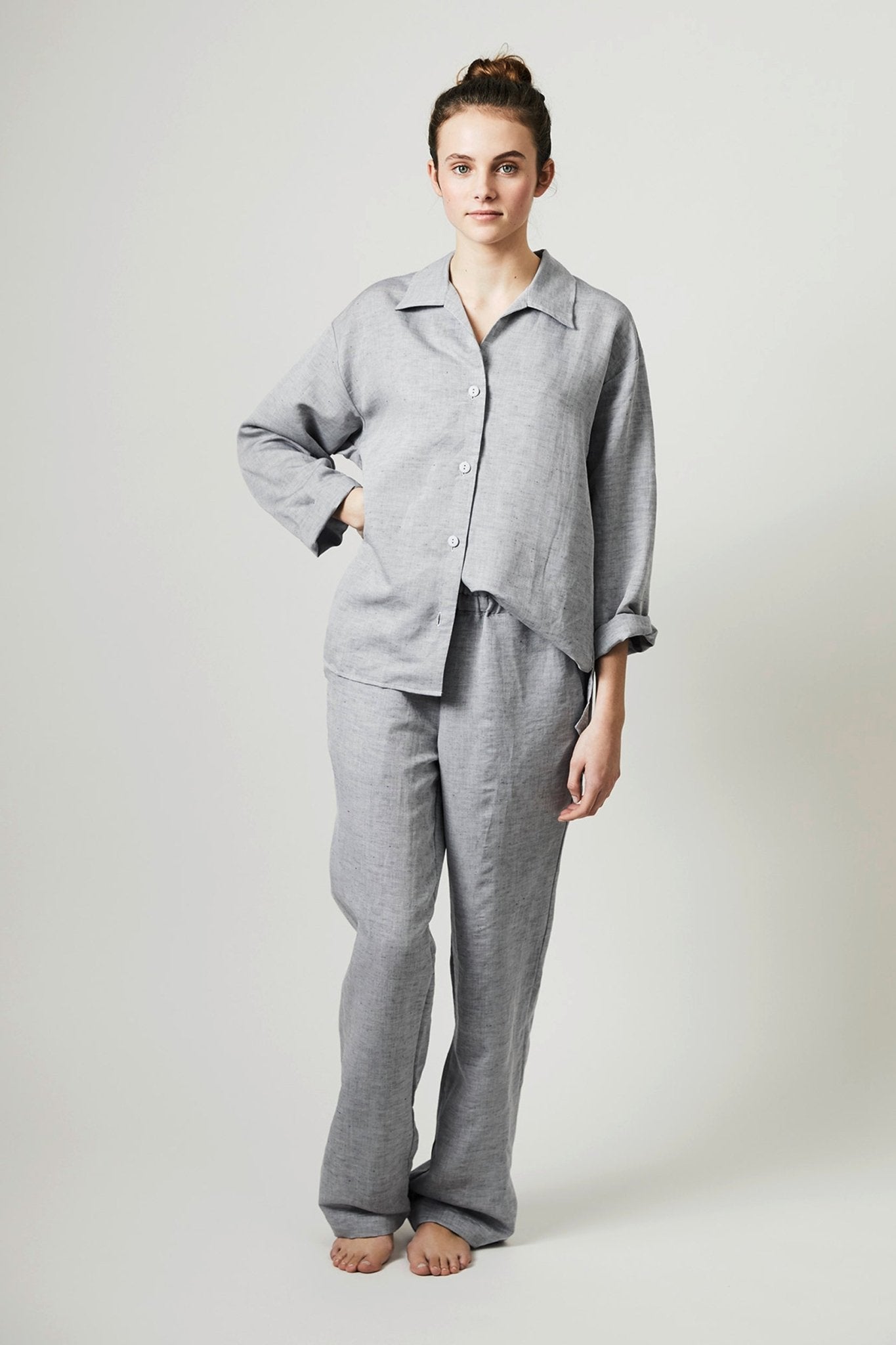 Halbleinen Homewear PJ Shirt in Dunkelgrau Model Bildausschnitt 3 #farbe_Dunkelgrau