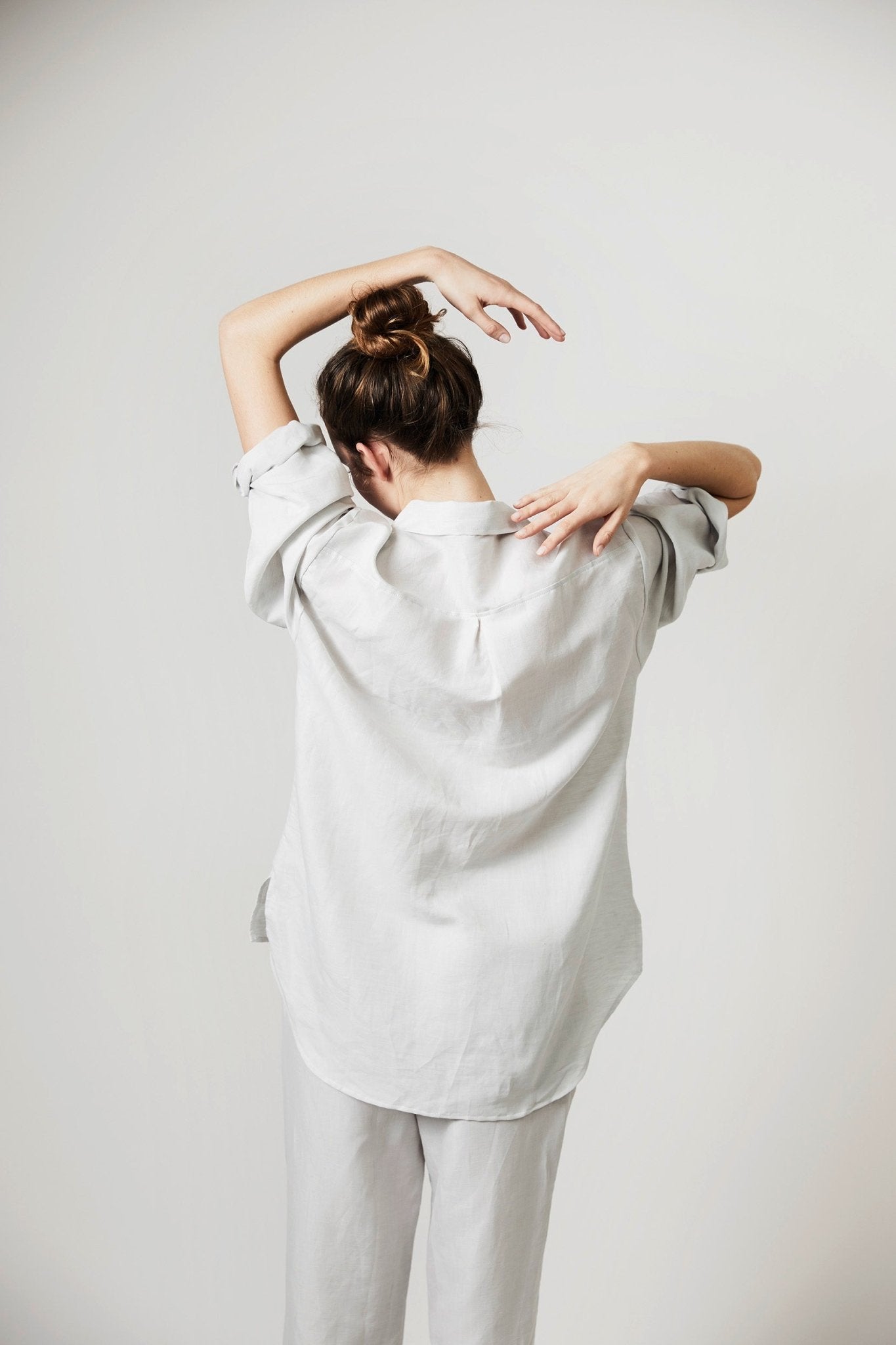 Halbleinen Homewear PJ Shirt in Kreide Model Bildausschnitt 2 #farbe_Kreide