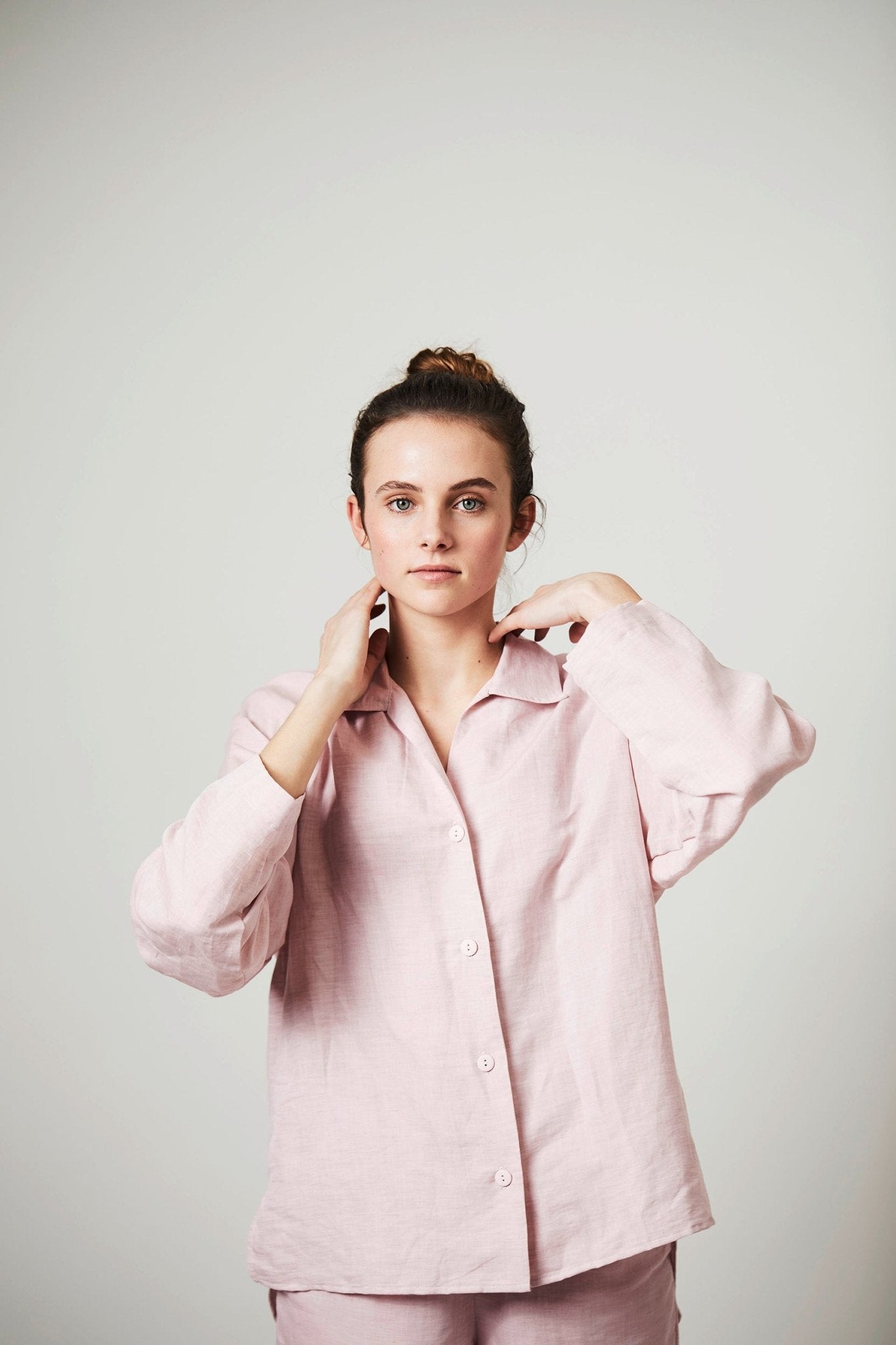Halbleinen Homewear PJ Shirt in Rose Model Bildausschnitt 2 #farbe_Rosé