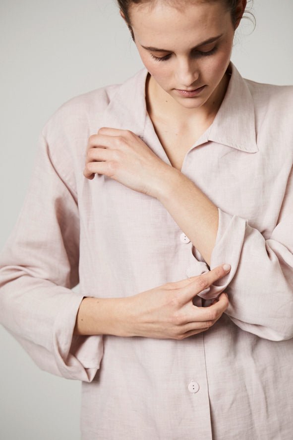 Halbleinen Homewear PJ Shirt in Rose Model Bildausschnitt 4 #farbe_Rosé