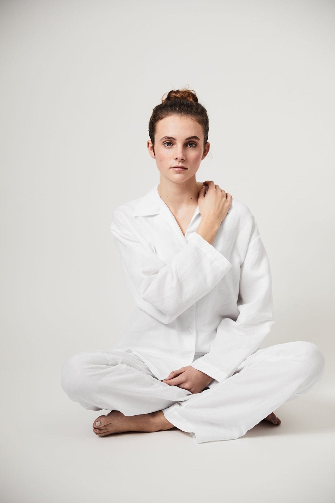 Halbleinen Homewear PJ Shirt in Weiß Model Bildausschnitt 2 #farbe_Weiß