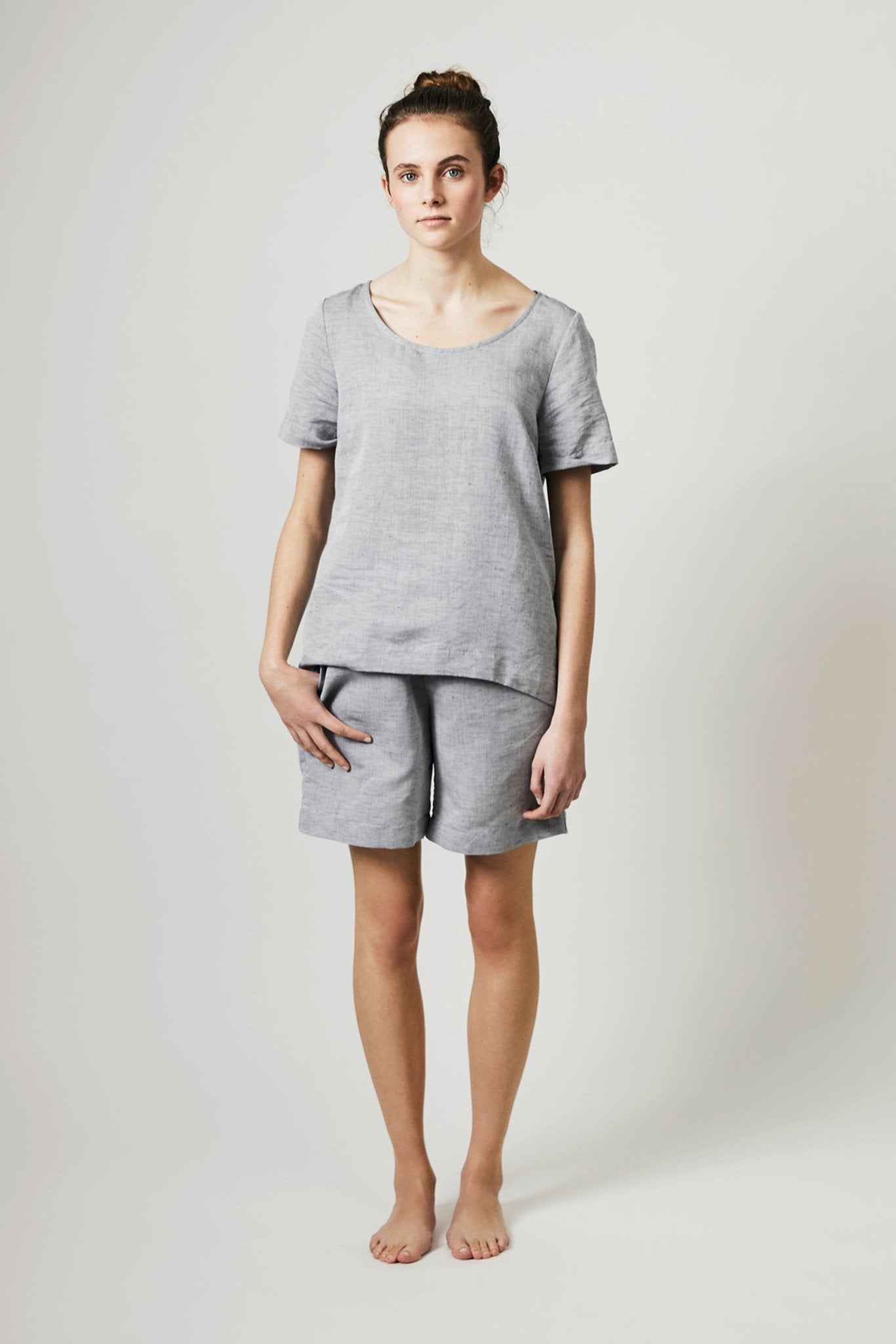 Halbleinen Homewear Shorts in Dunkelgrau Model 1 #farbe_Dunkelgrau