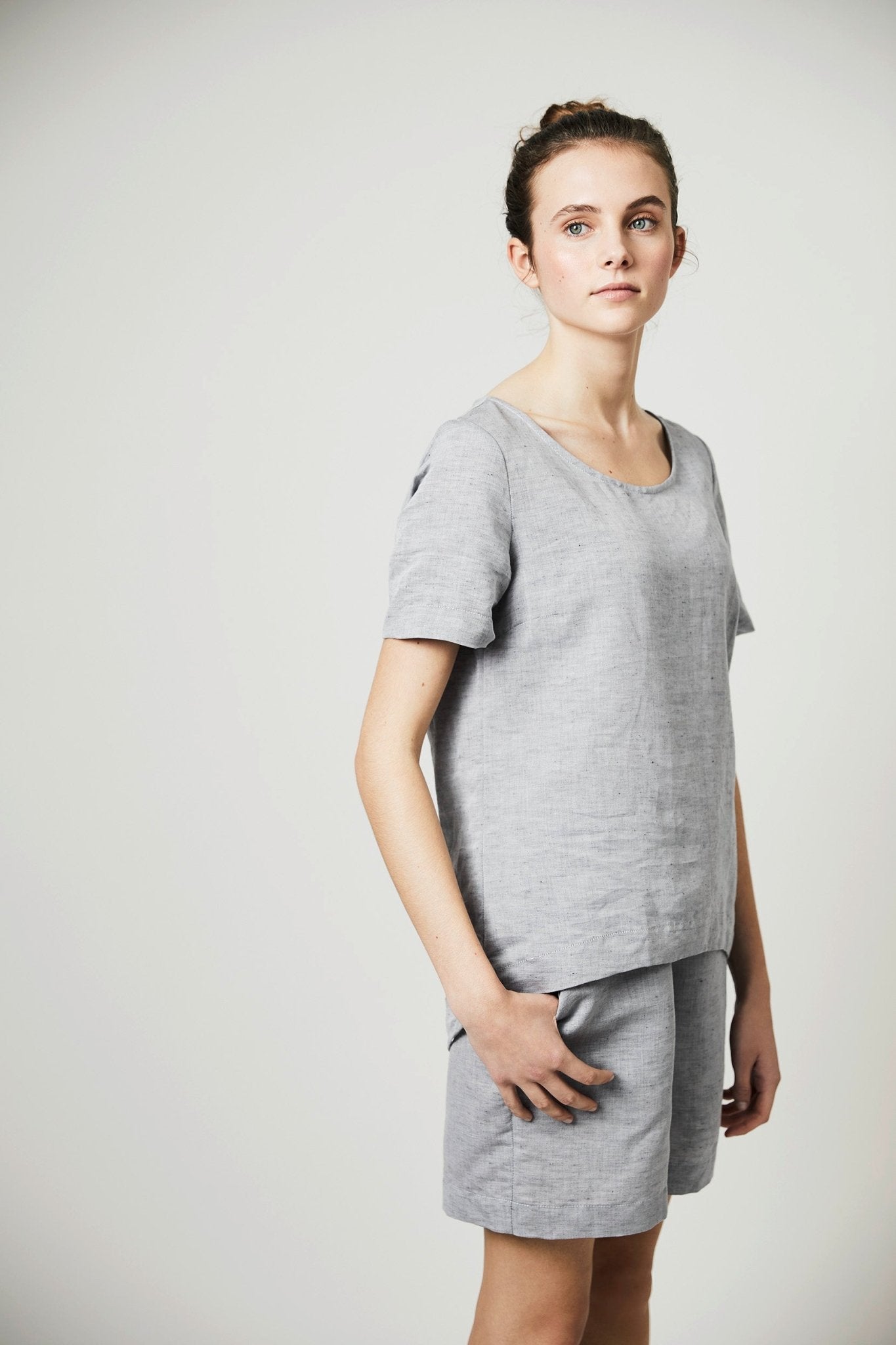 Halbleinen Homewear Shorts in Dunkelgrau Model 2 #farbe_Dunkelgrau