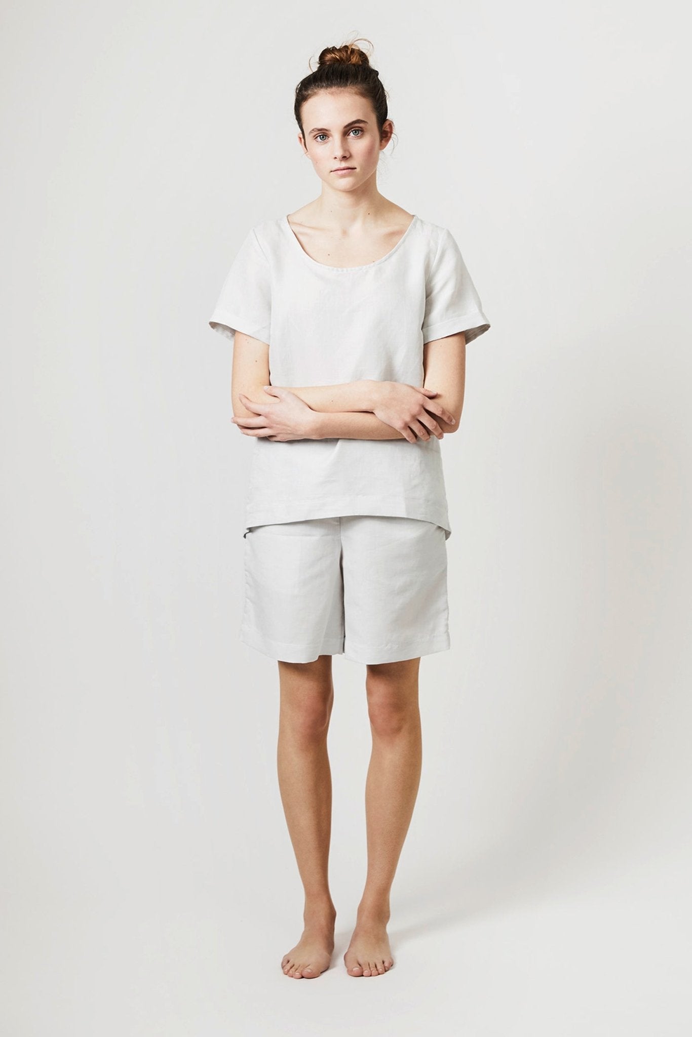 Halbleinen Homewear Shorts in Kreide Model 1 #farbe_Kreide