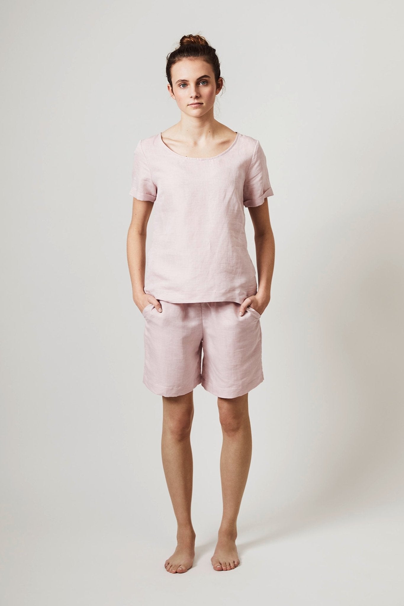 Halbleinen Homewear Shorts in Rose Model 1 #farbe_Rosé