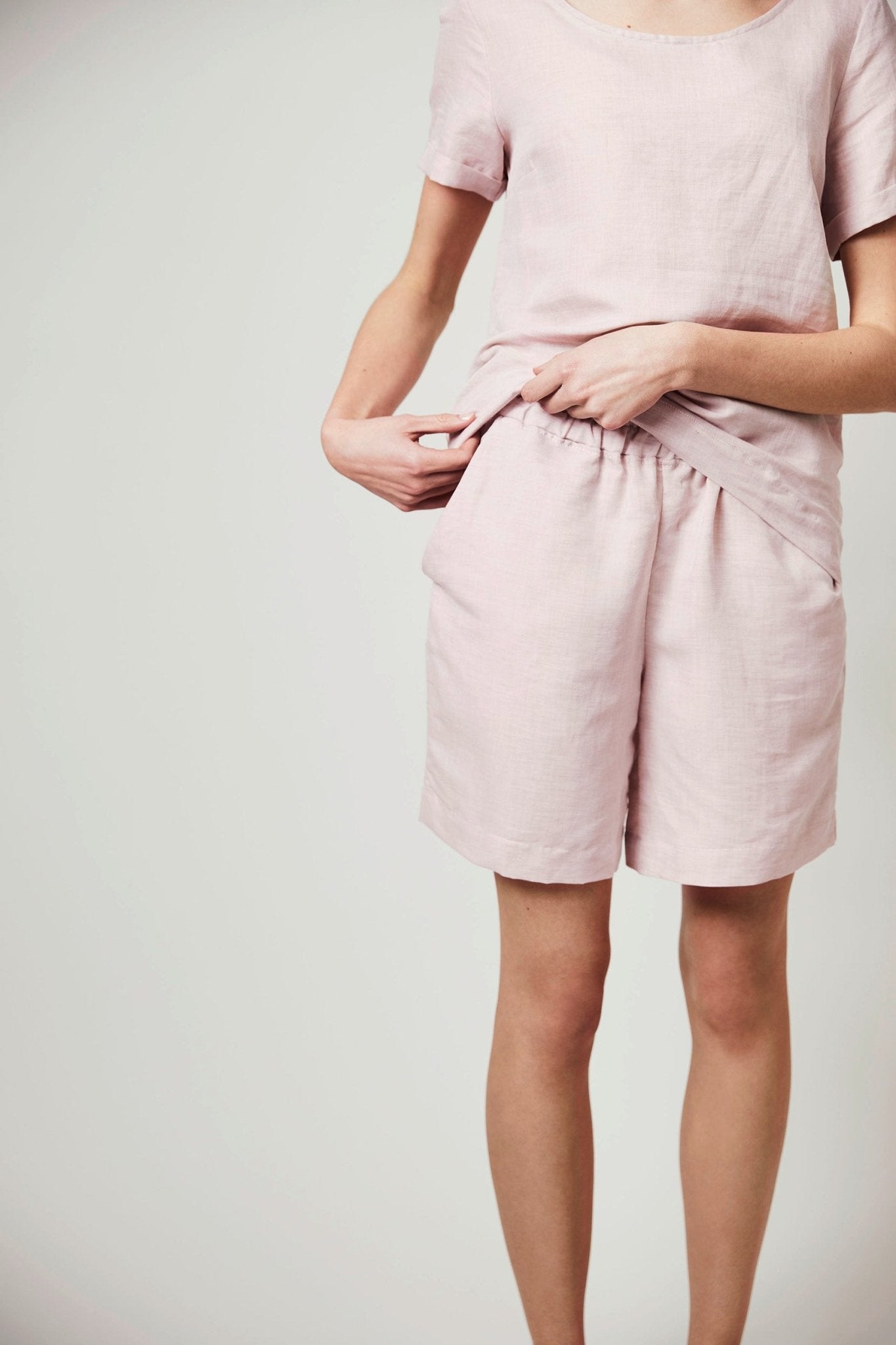 Halbleinen Homewear Shorts in Rose Model 2 #farbe_Rosé