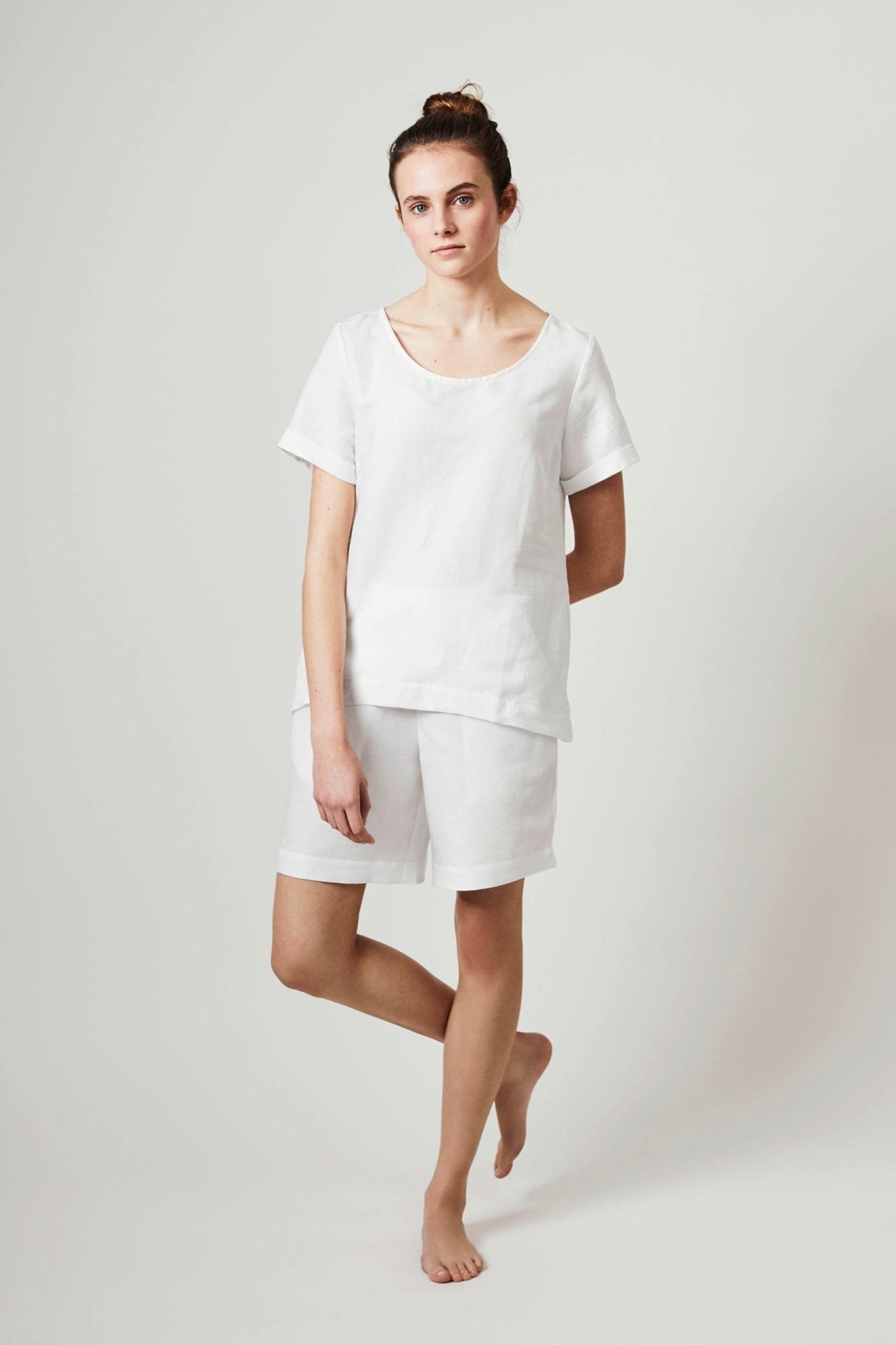 Halbleinen Homewear Shorts in Weiß Model 2 #farbe_Weiß