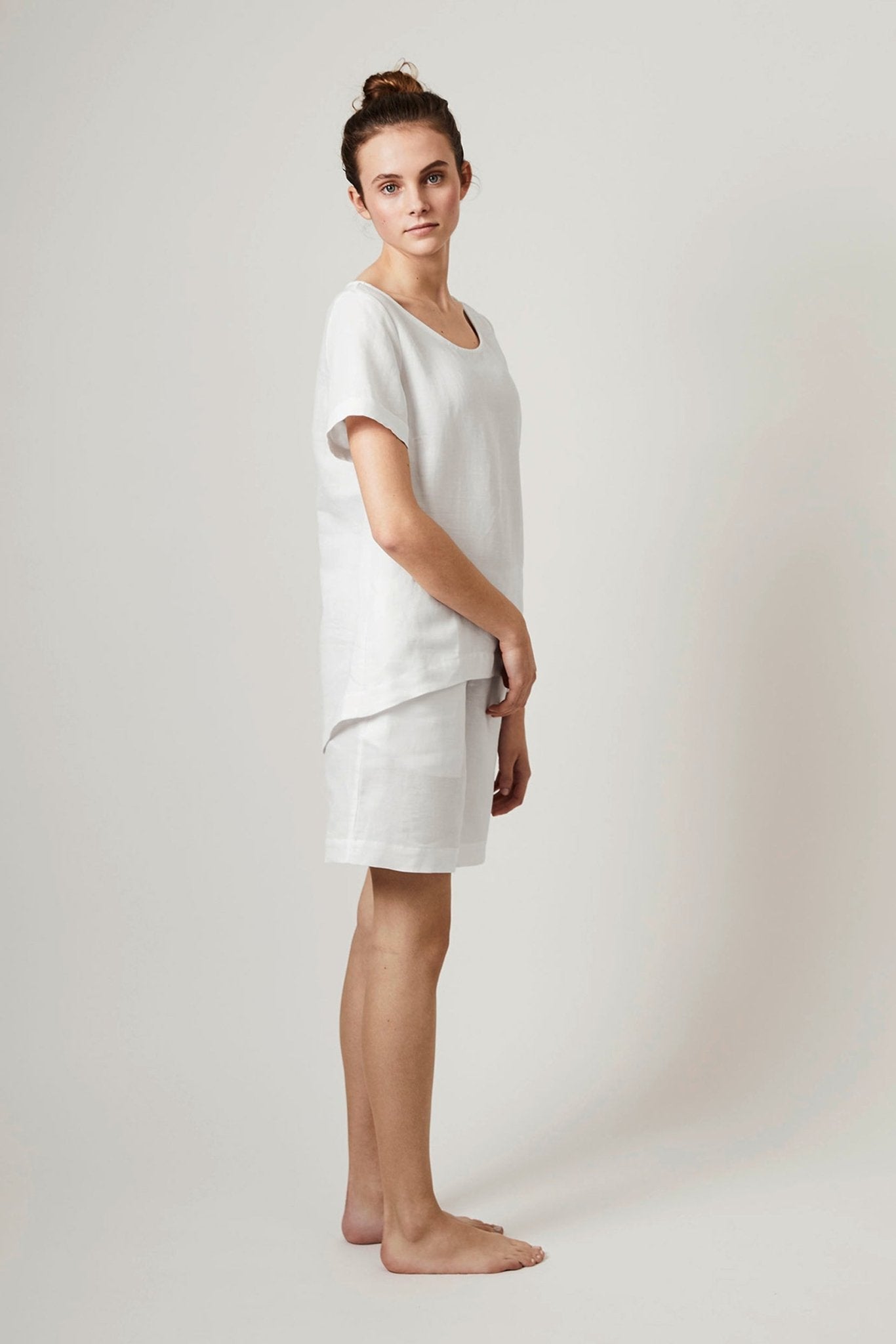 Halbleinen Homewear Shorts in Weiß Model 3 #farbe_Weiß