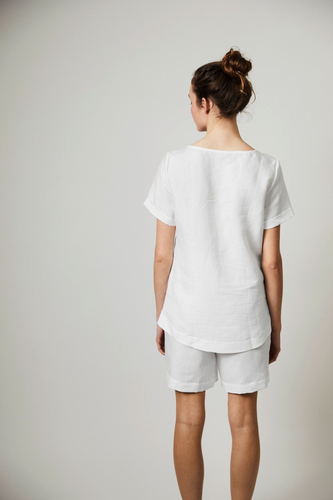 Halbleinen Homewear Shorts in Weiß Model 4 #farbe_Weiß
