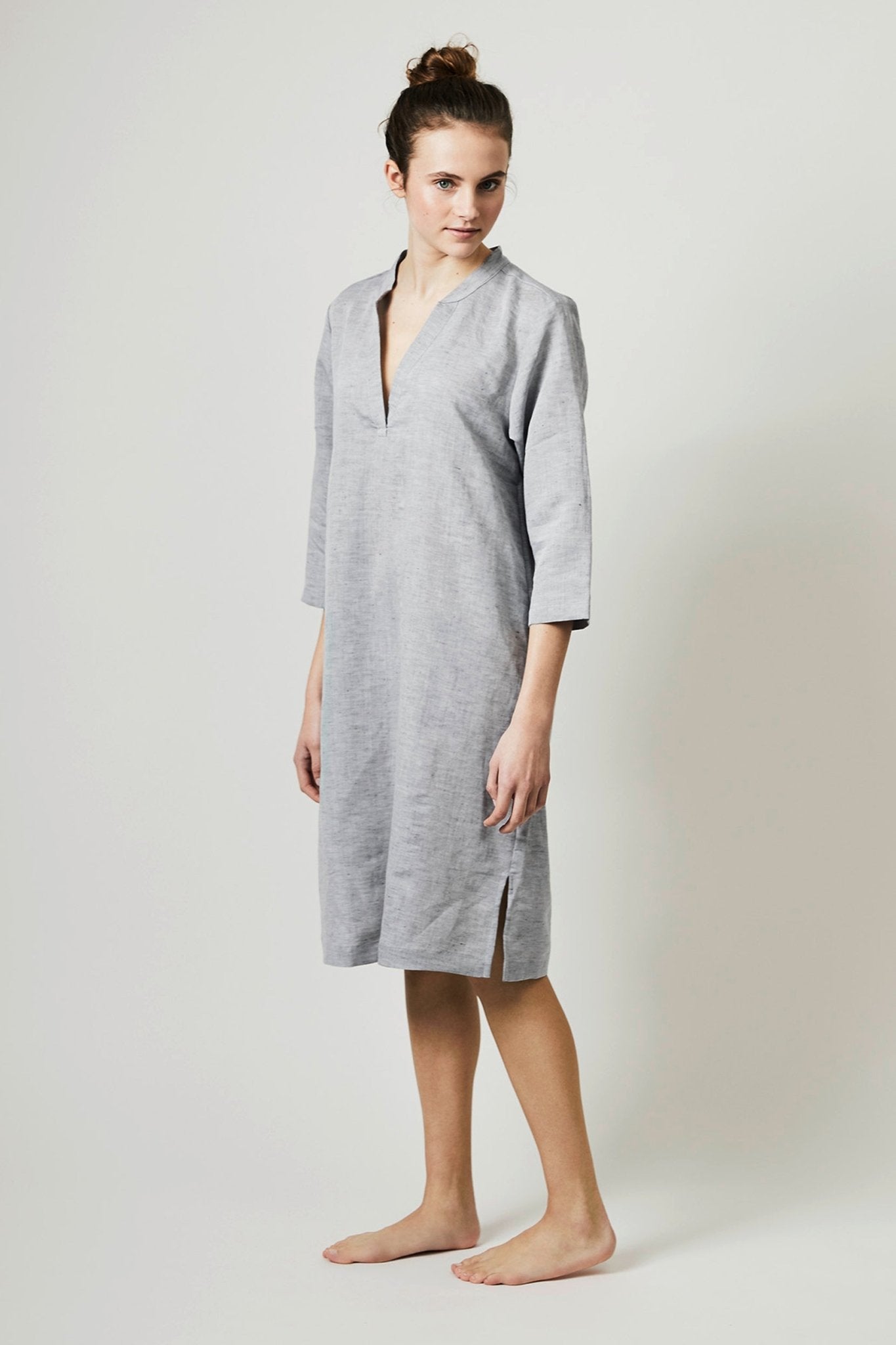 Halbleinen Homewear Tunika Nachthemd Dress in Dunkelgrau Model 1 #farbe_Dunkelgrau